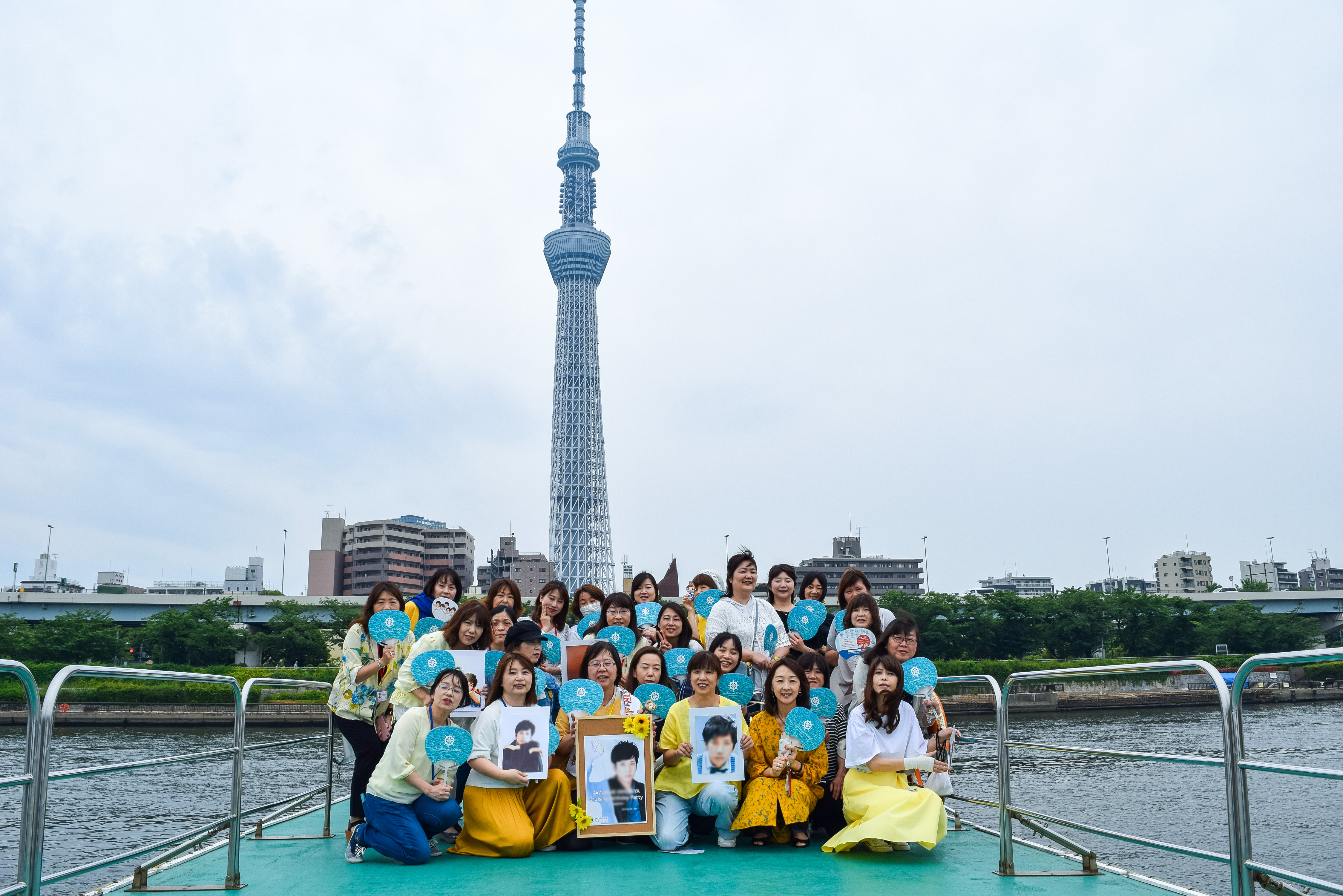 デッキスカイツリーバックに集合写真