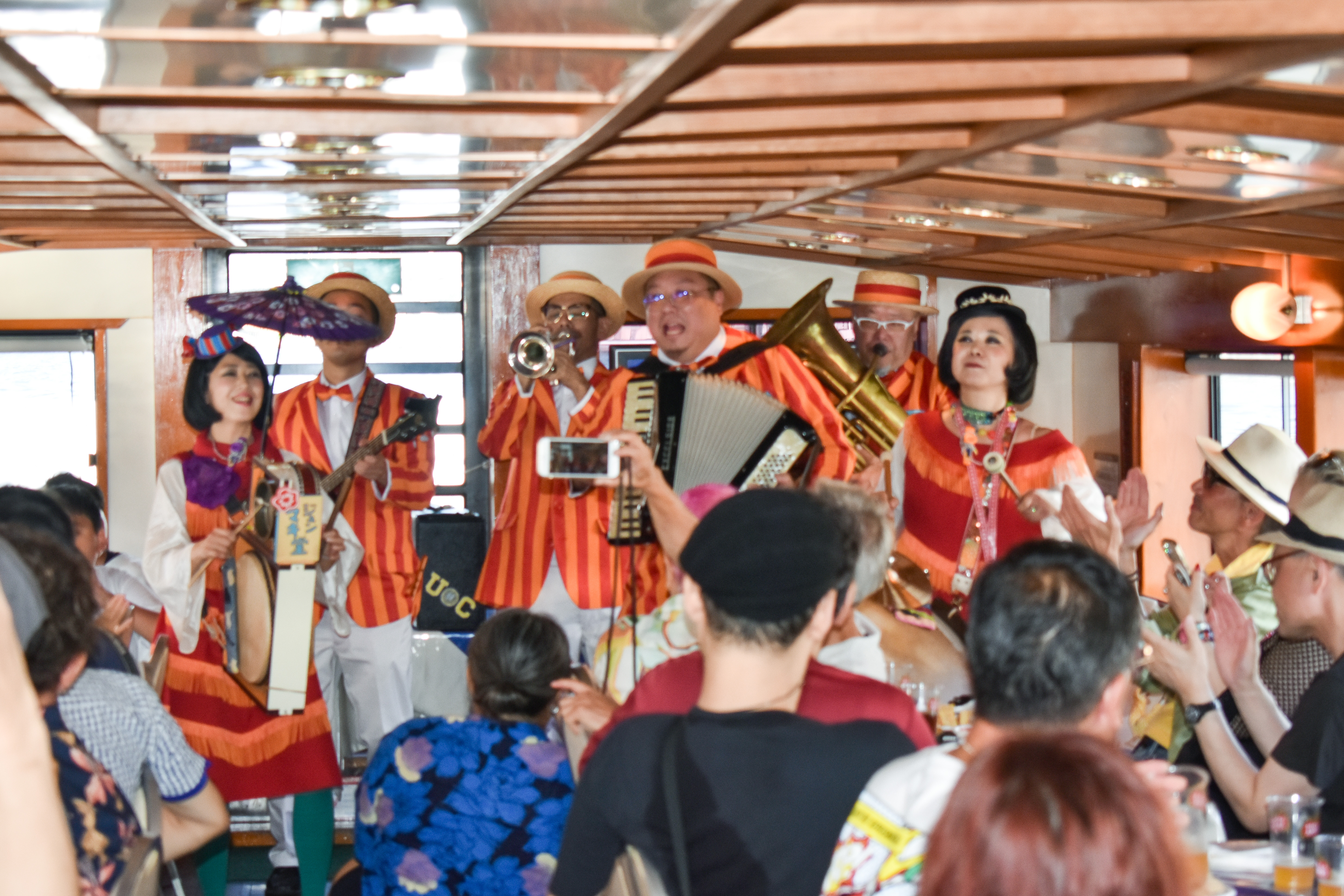 チンドン屋パフォーマンス