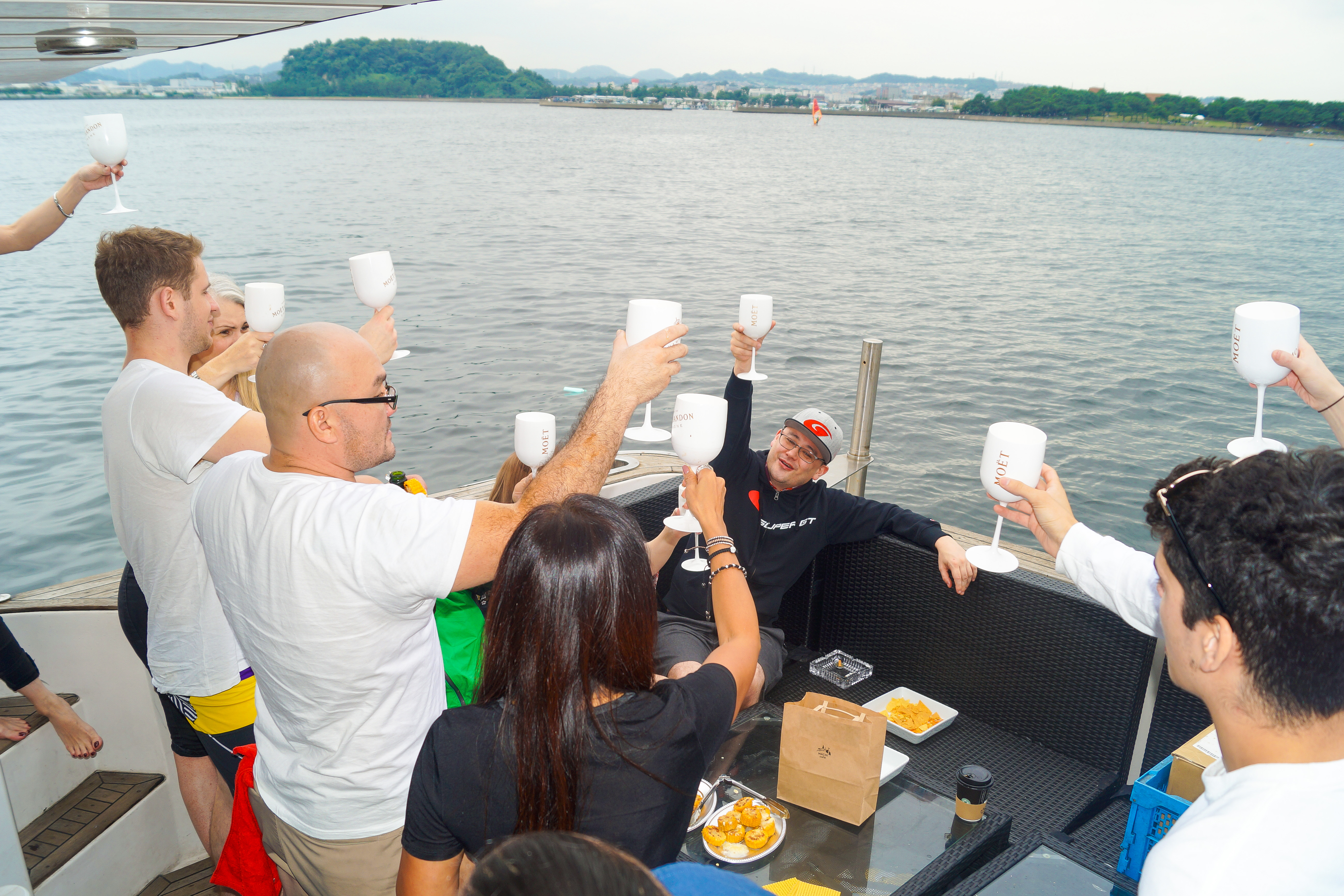 デッキでスパークリングワインで乾杯