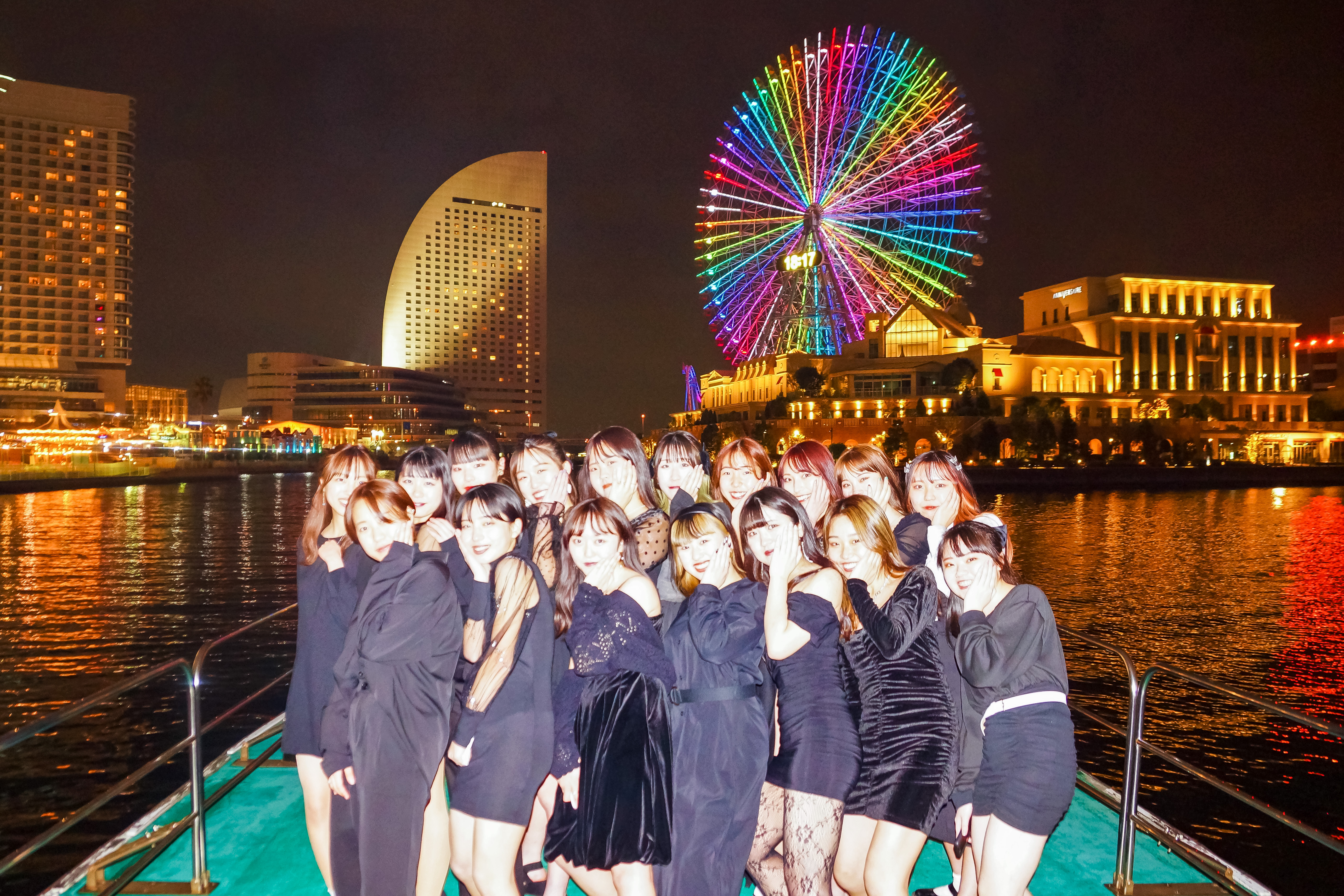 横浜の夜景をバックにデッキで集合写真
