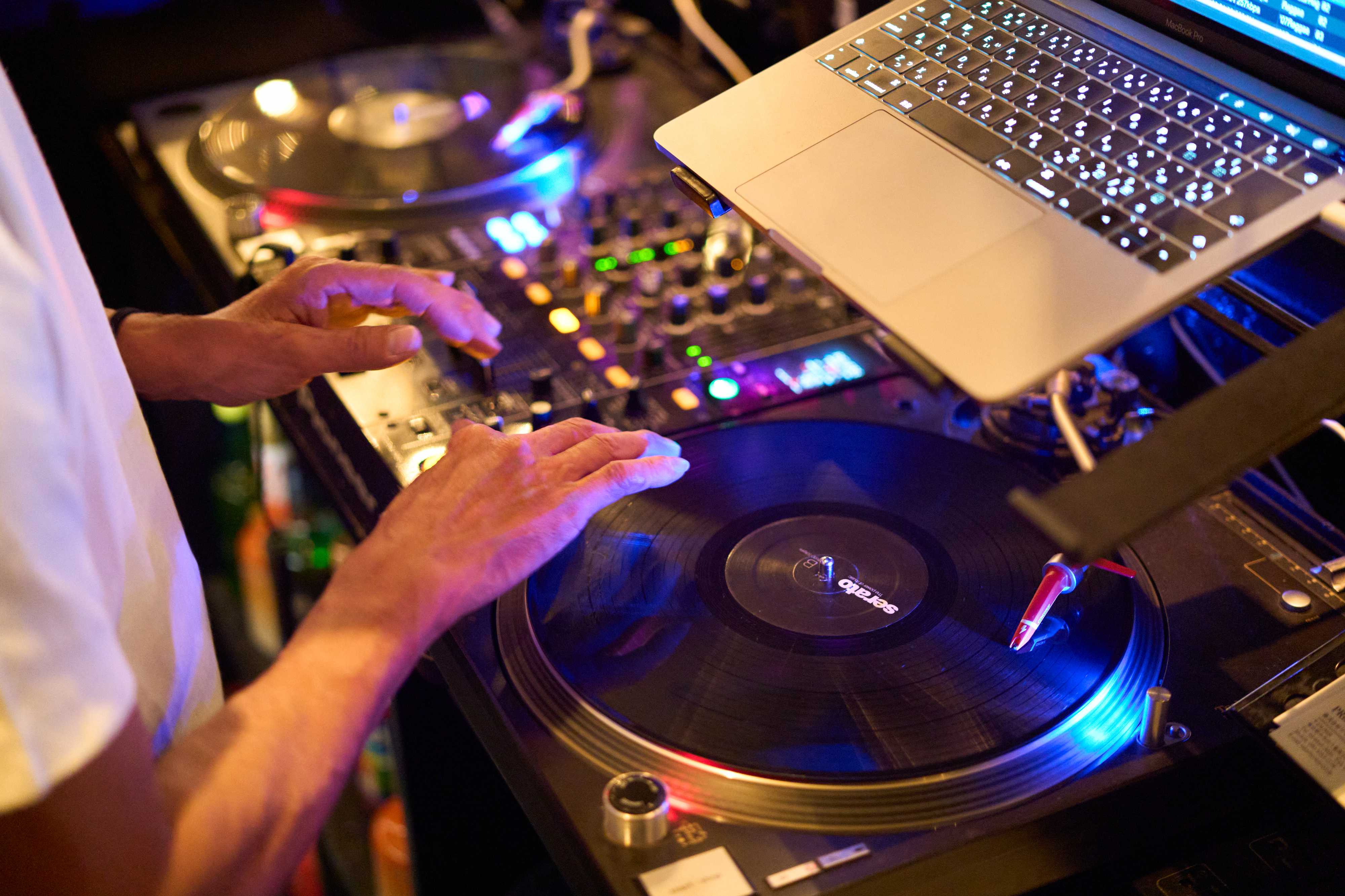 ターンテーブルでプレイするDJの手元