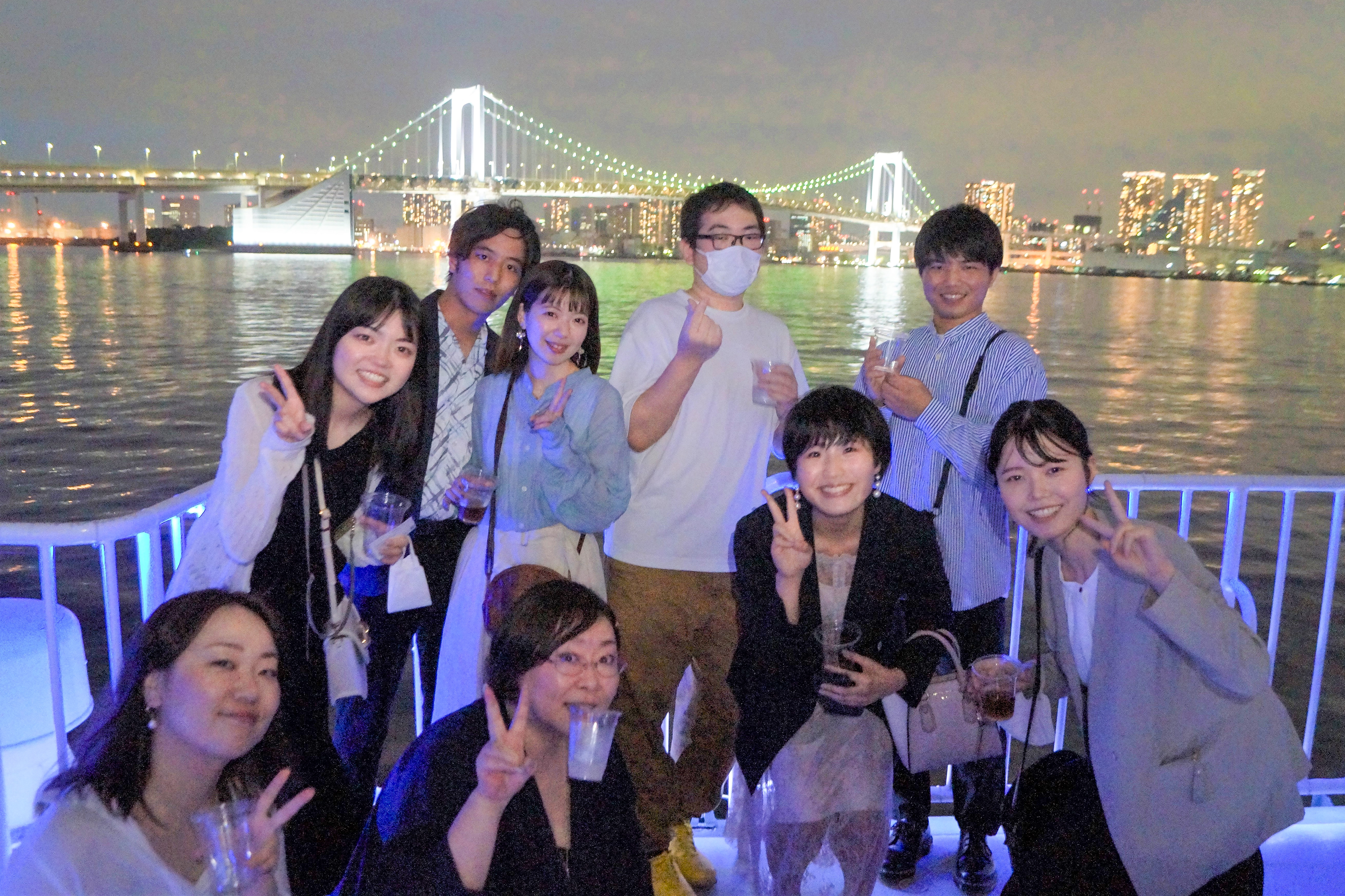 レインボーブリッジをバックに集合写真