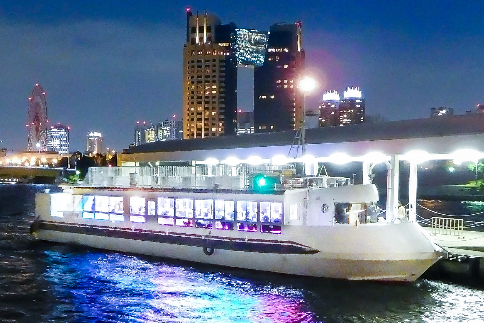 ルーカス号夜外観