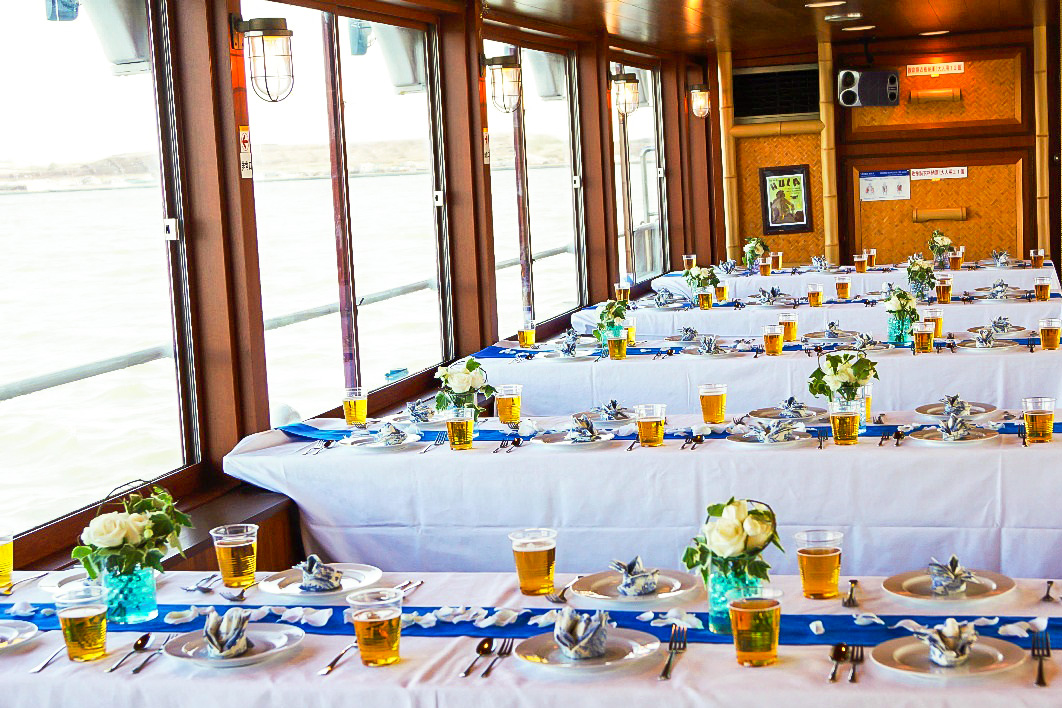 テーブルコーディネートされた船内
