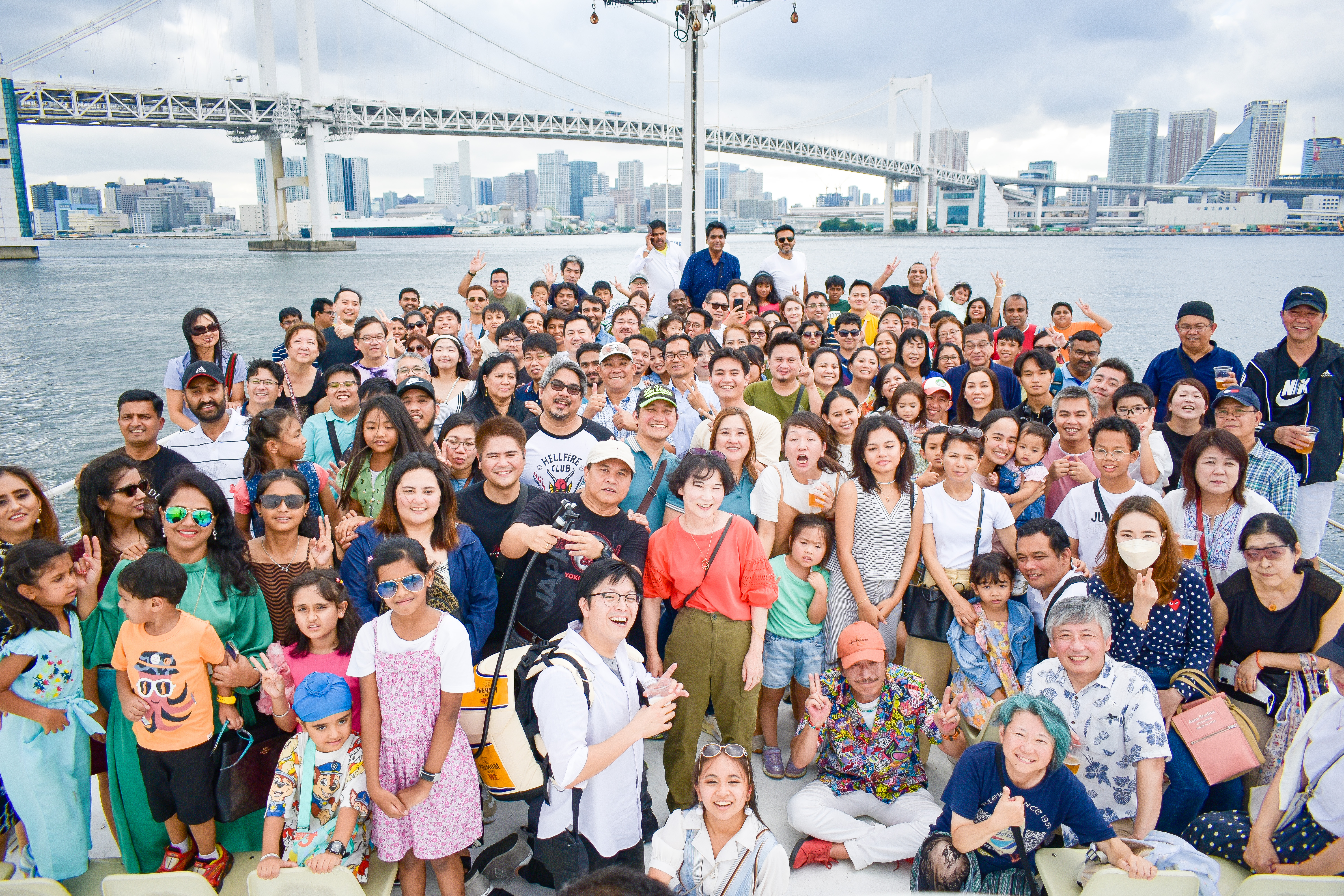 レインボーブリッジバックにデッキで集合写真