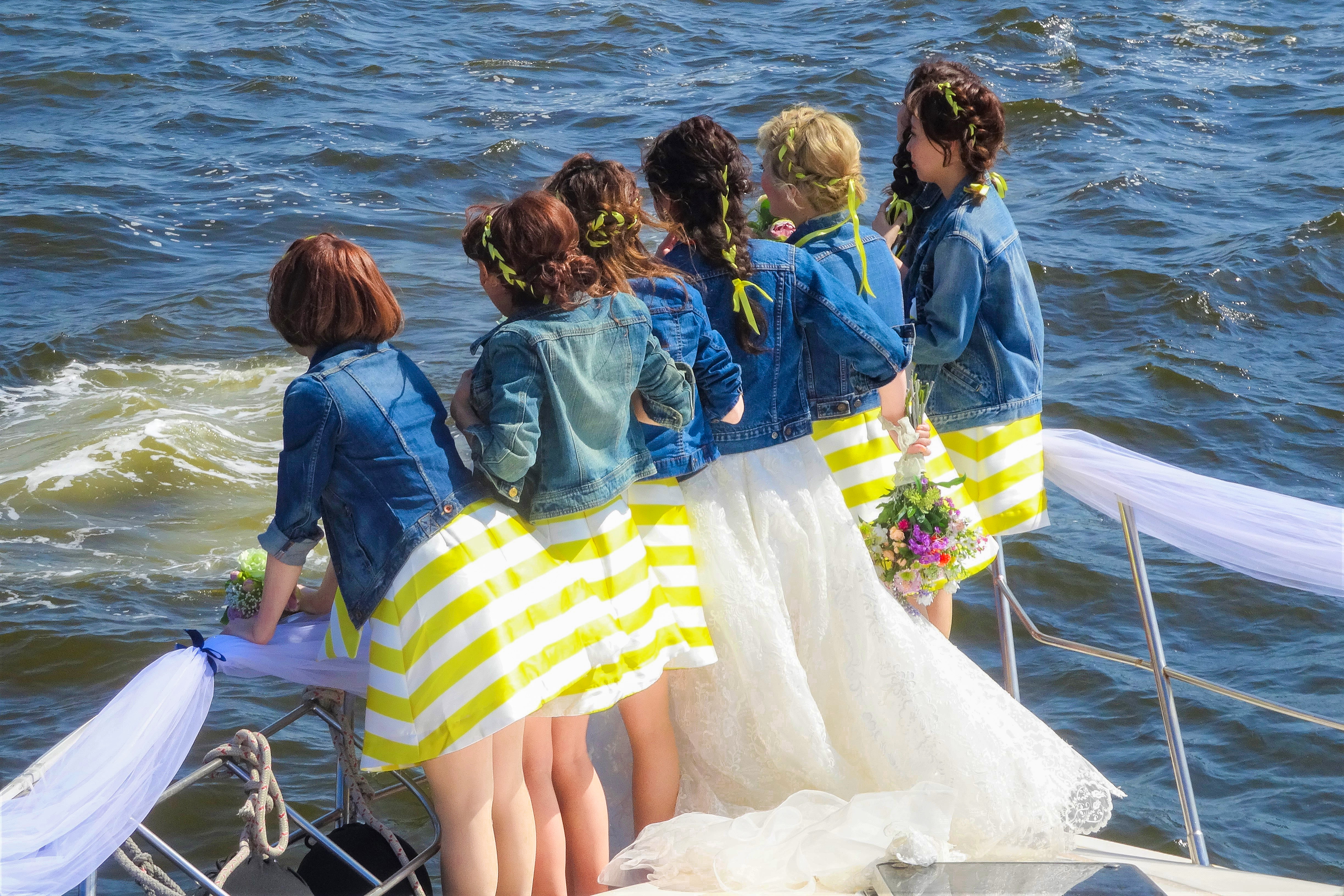 デッキから外を眺める女子