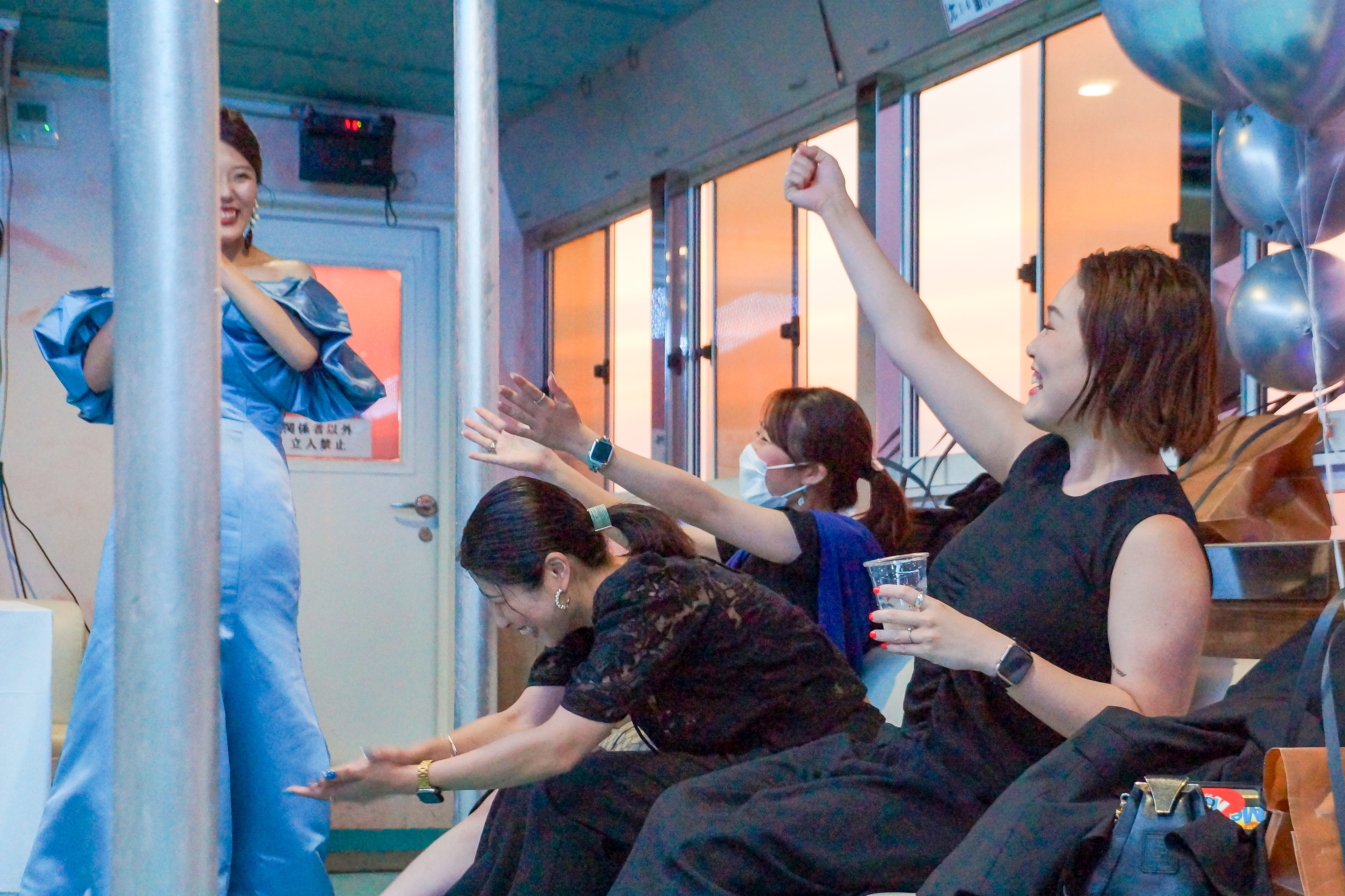 じゃんけんをする女性