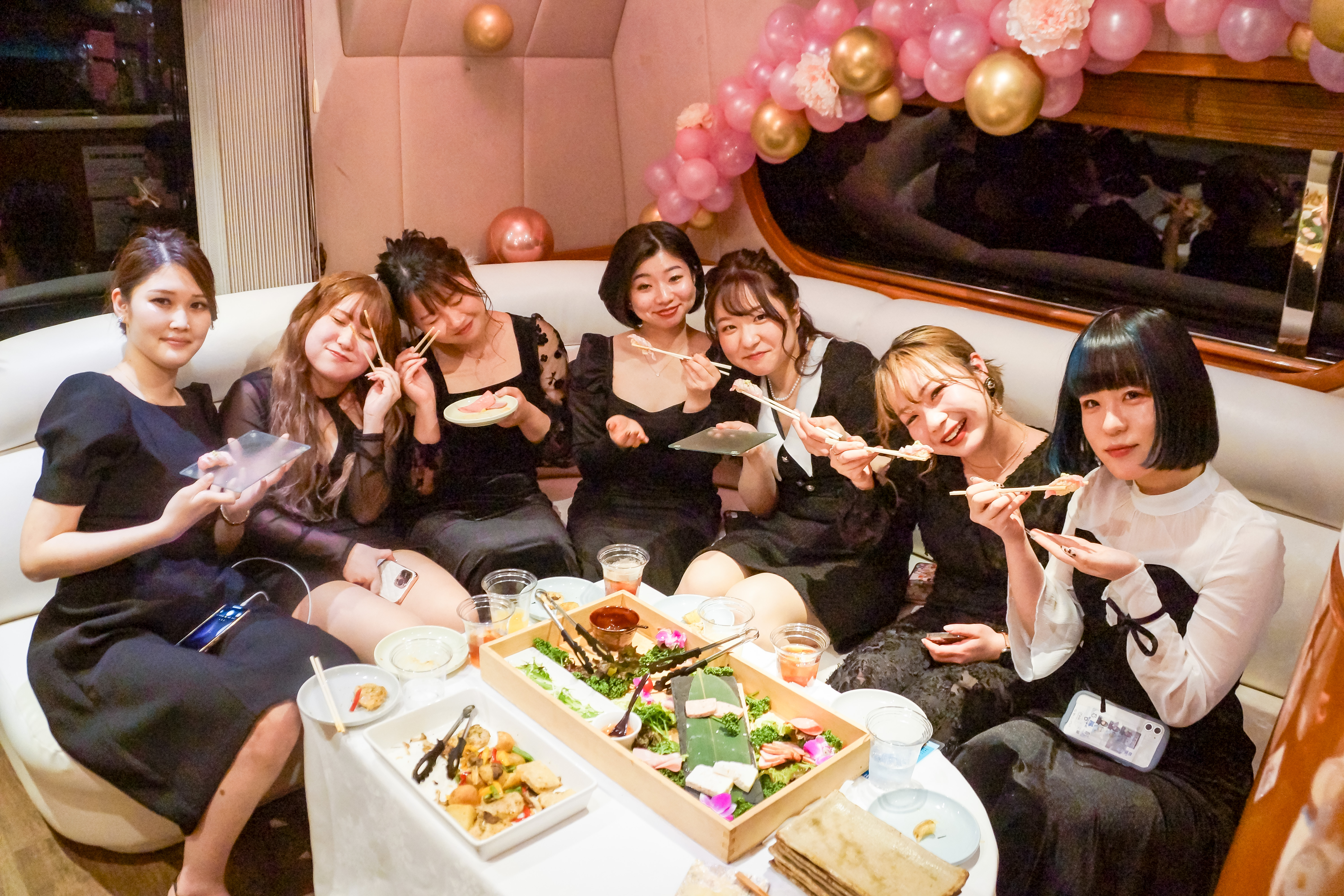 船内で食事をする女子学生