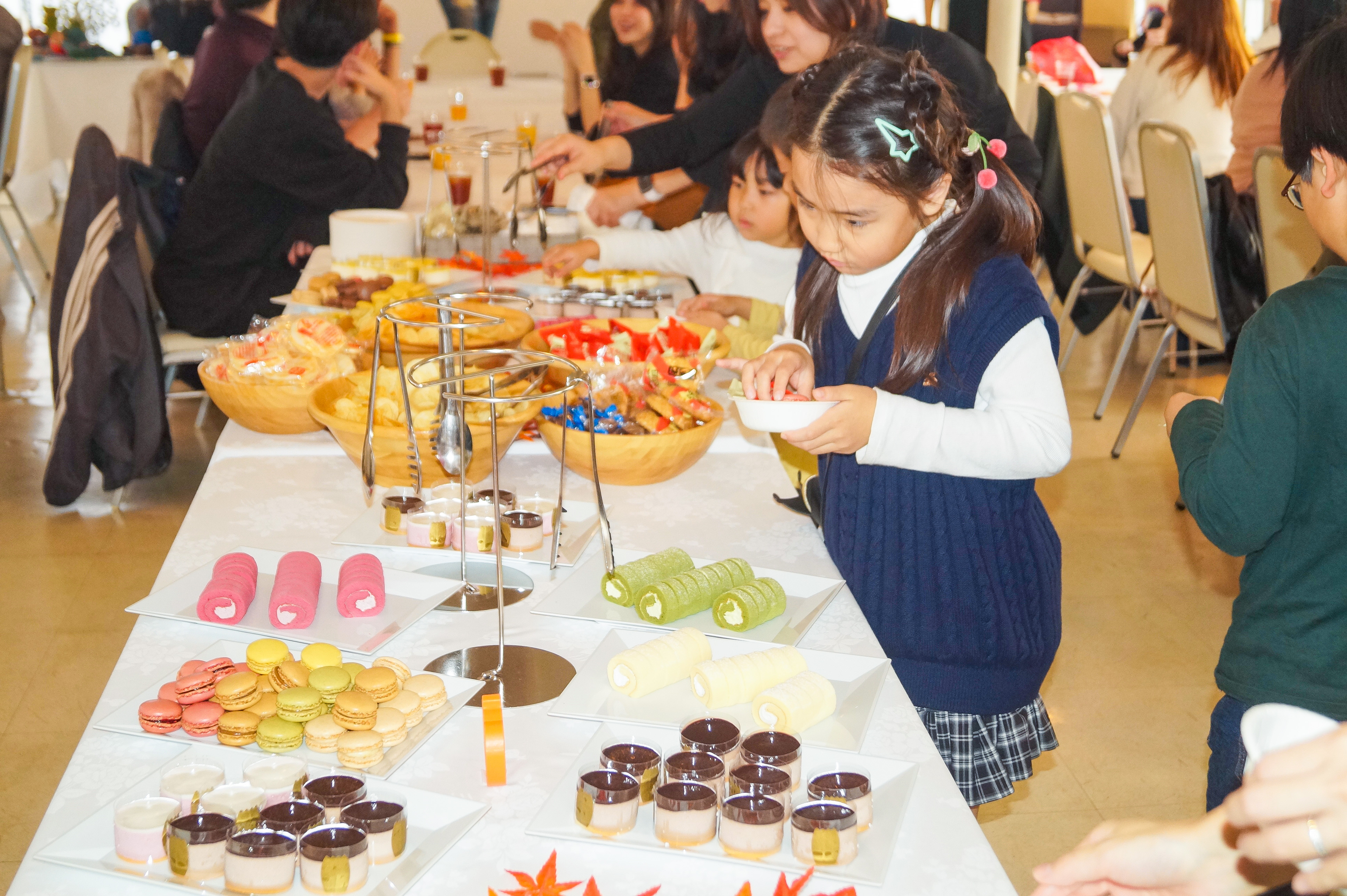 船内でお菓子を選ぶ子供