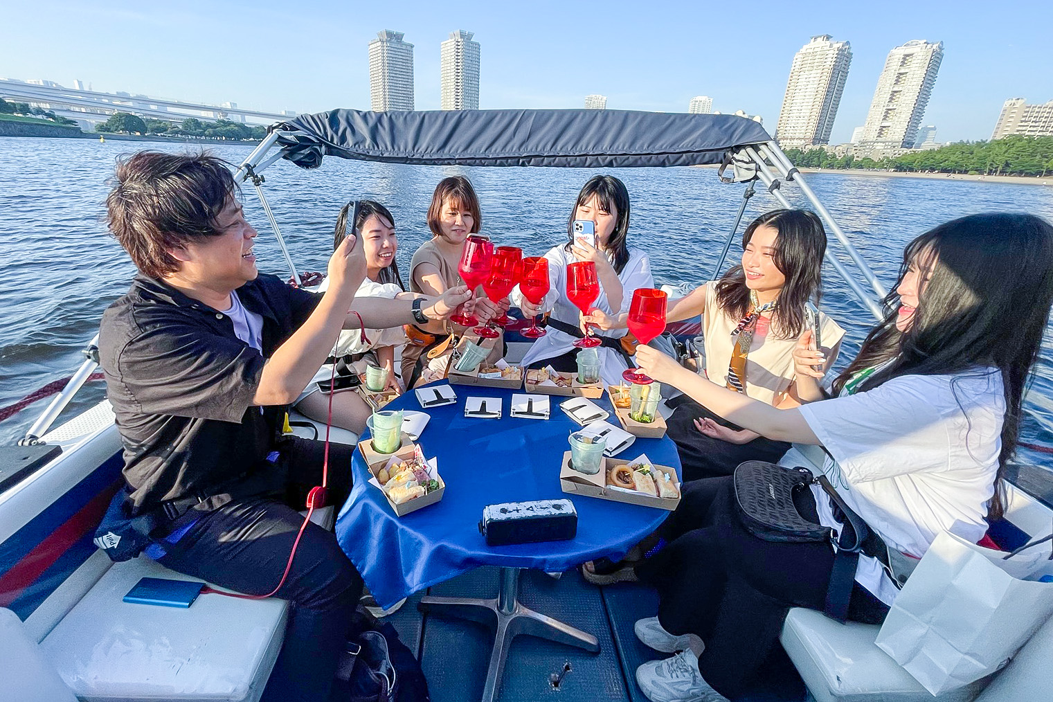 シャンドンで乾杯する家族