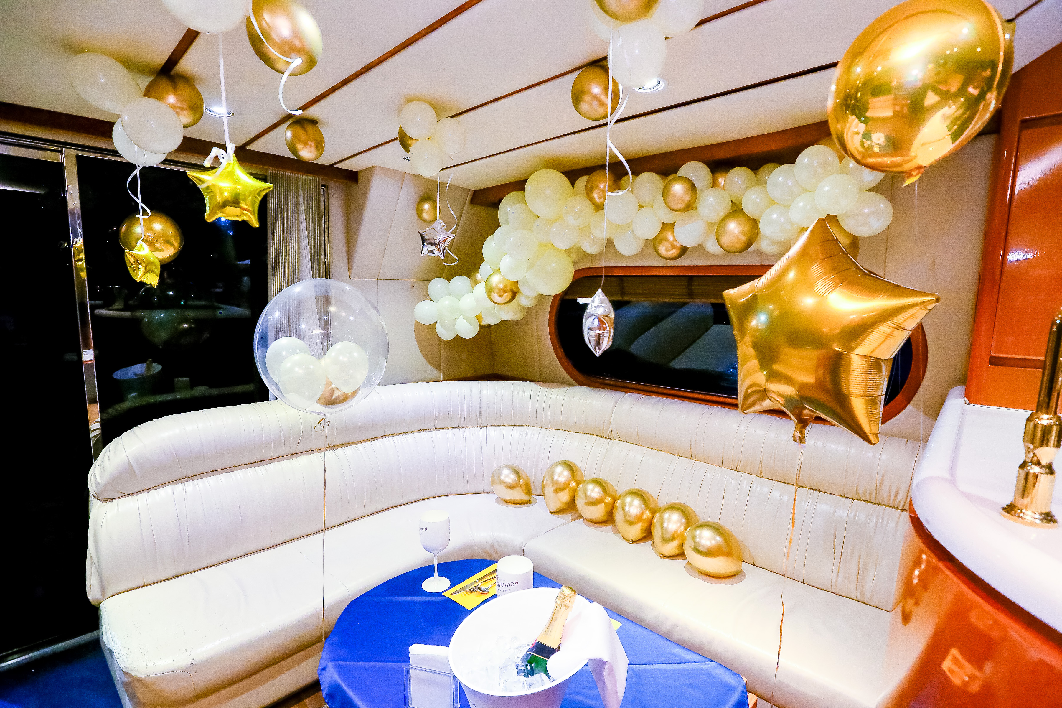 バルーン装飾された船内