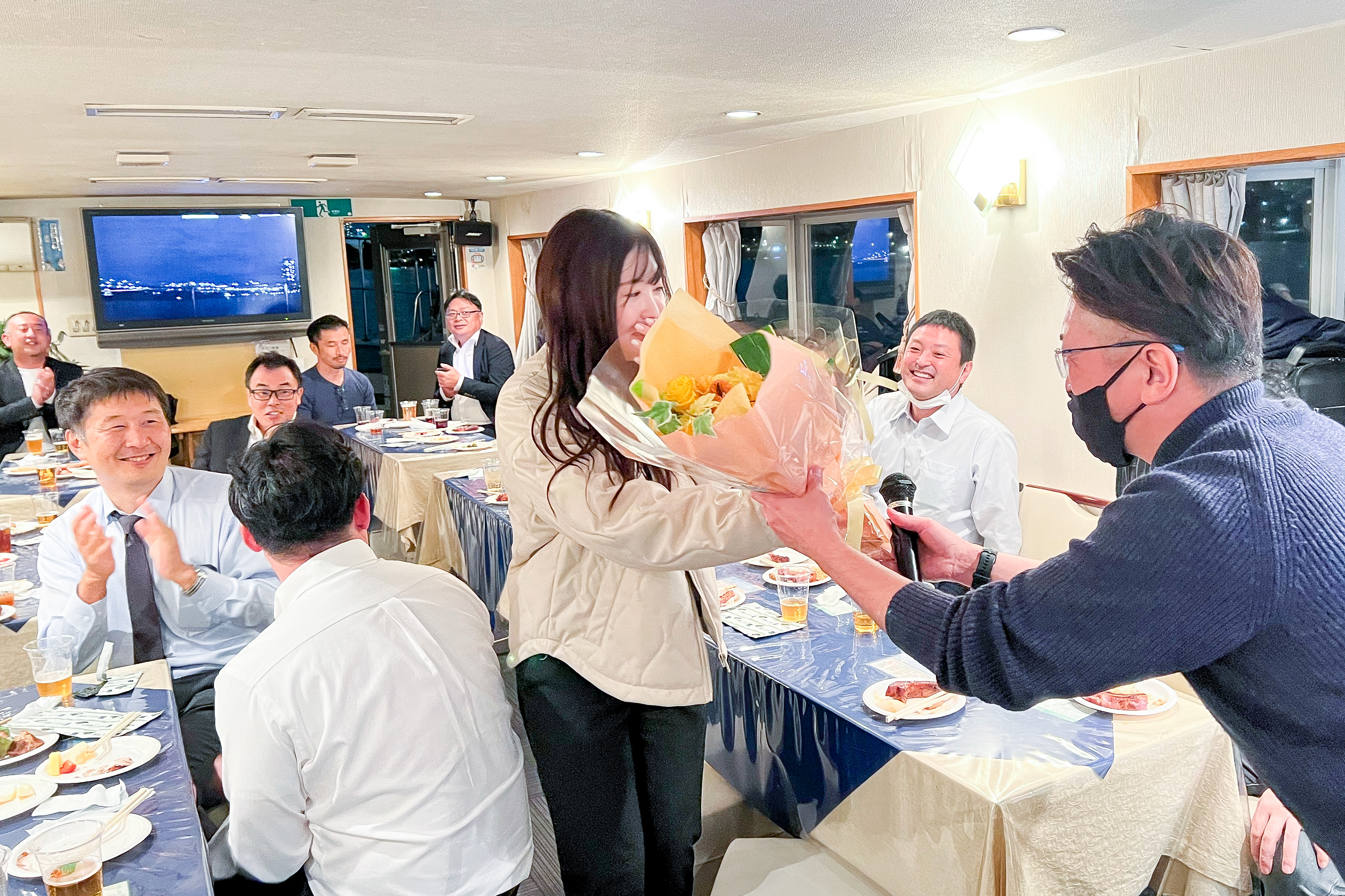 花束をもらう女性