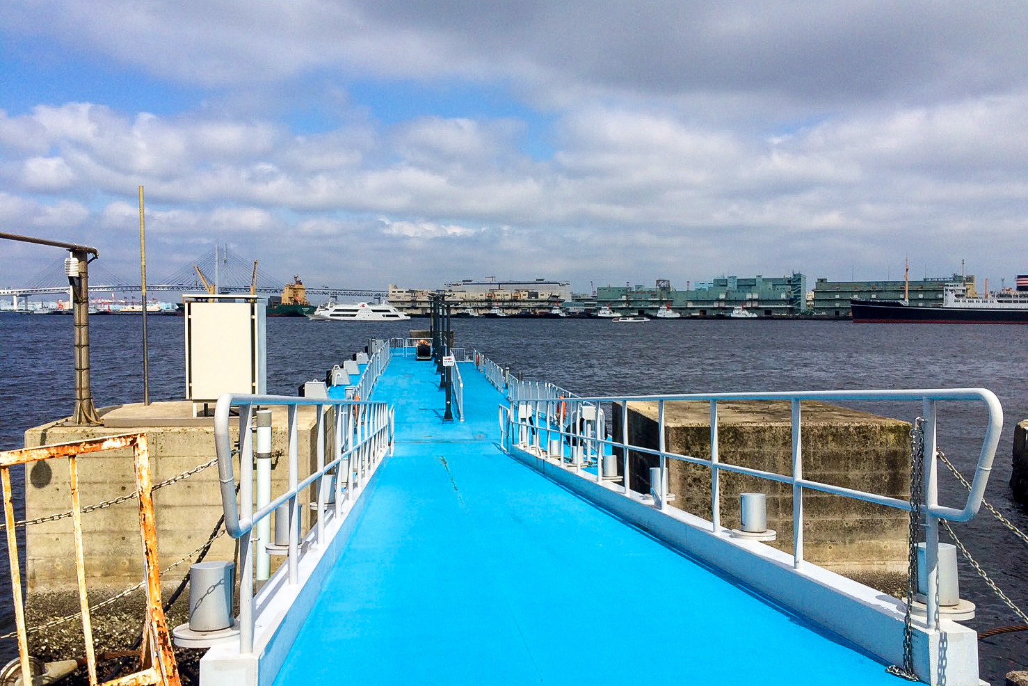 大さん橋埠頭ビル前桟橋