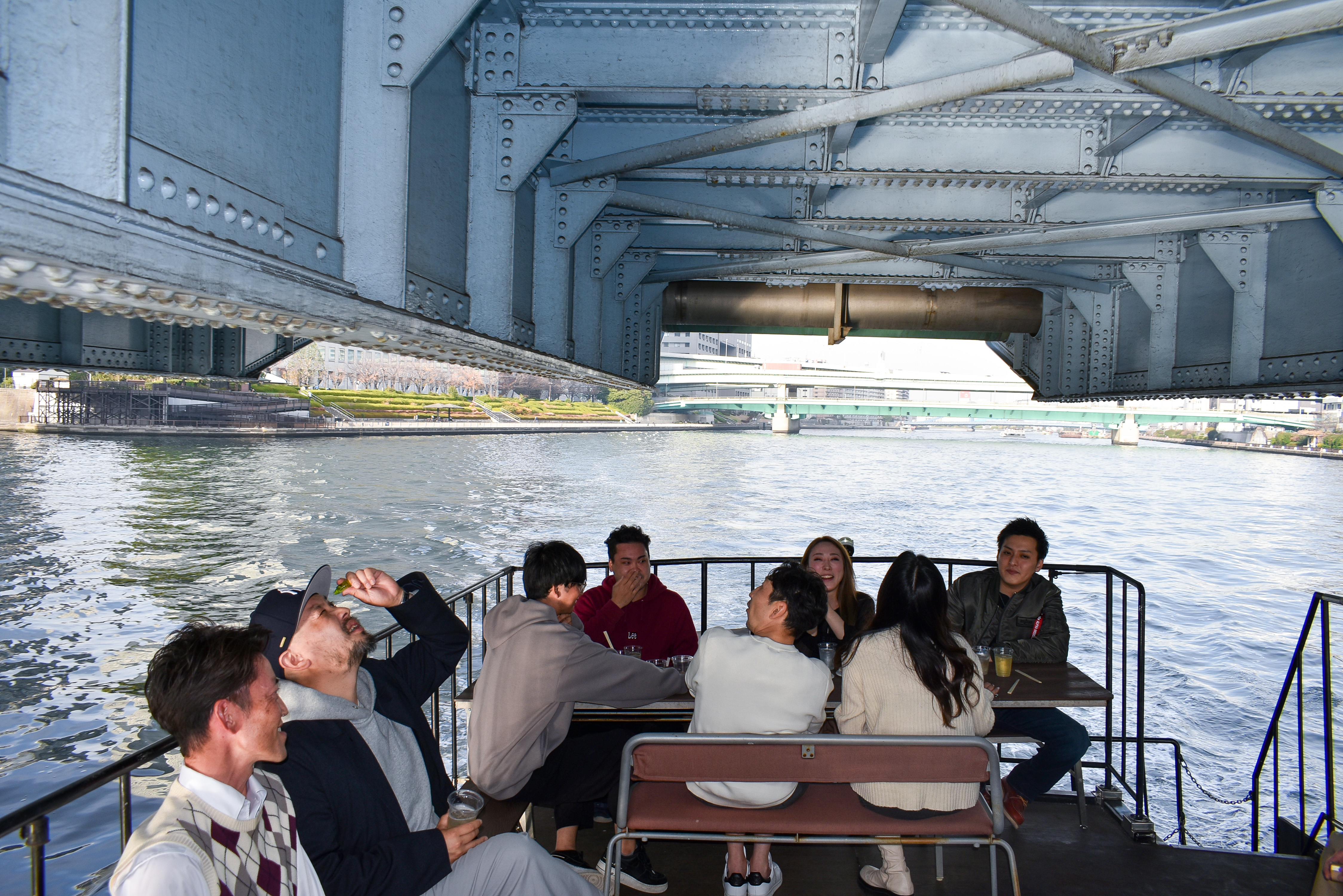 橋の下をくぐる