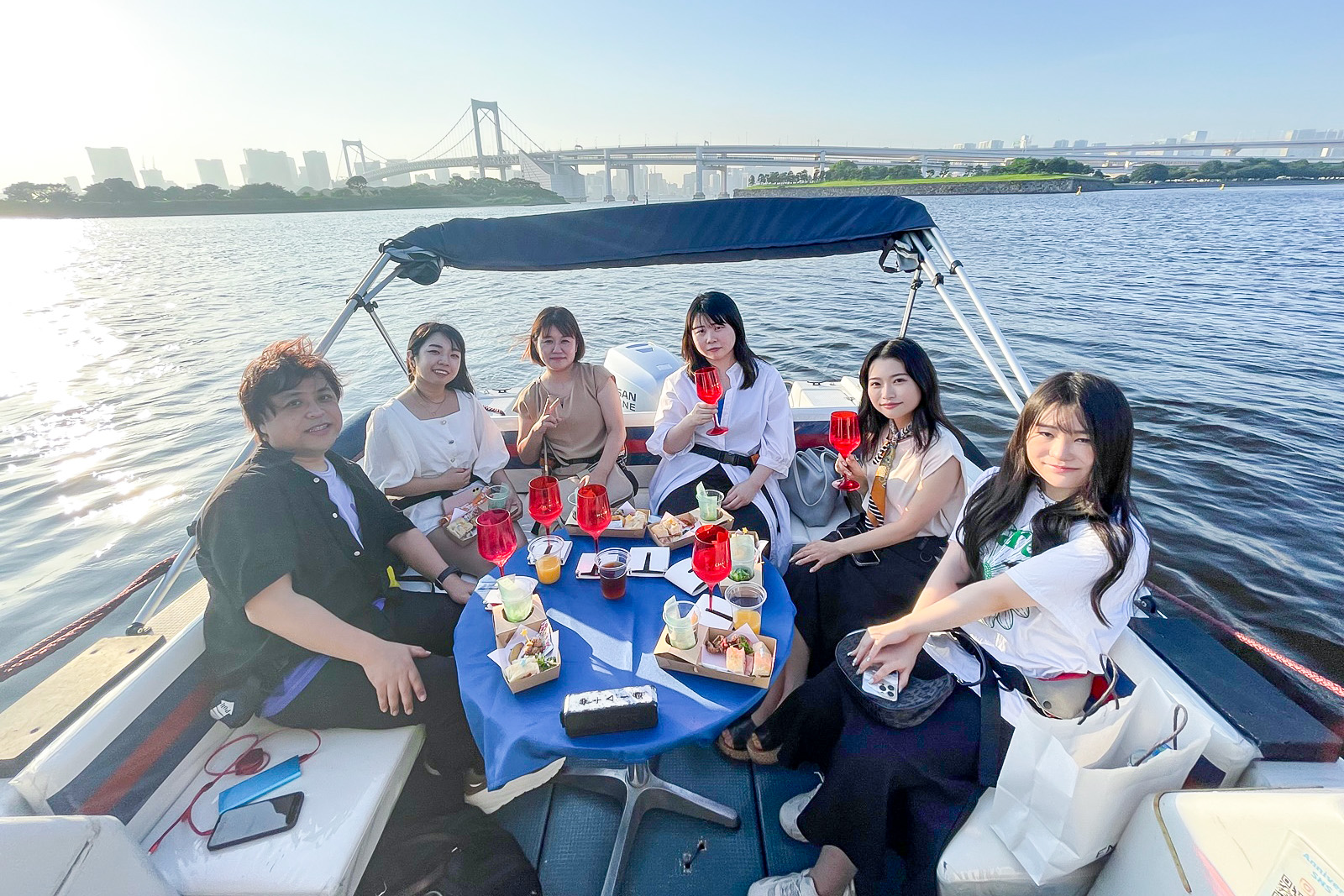 海の上で家族写真