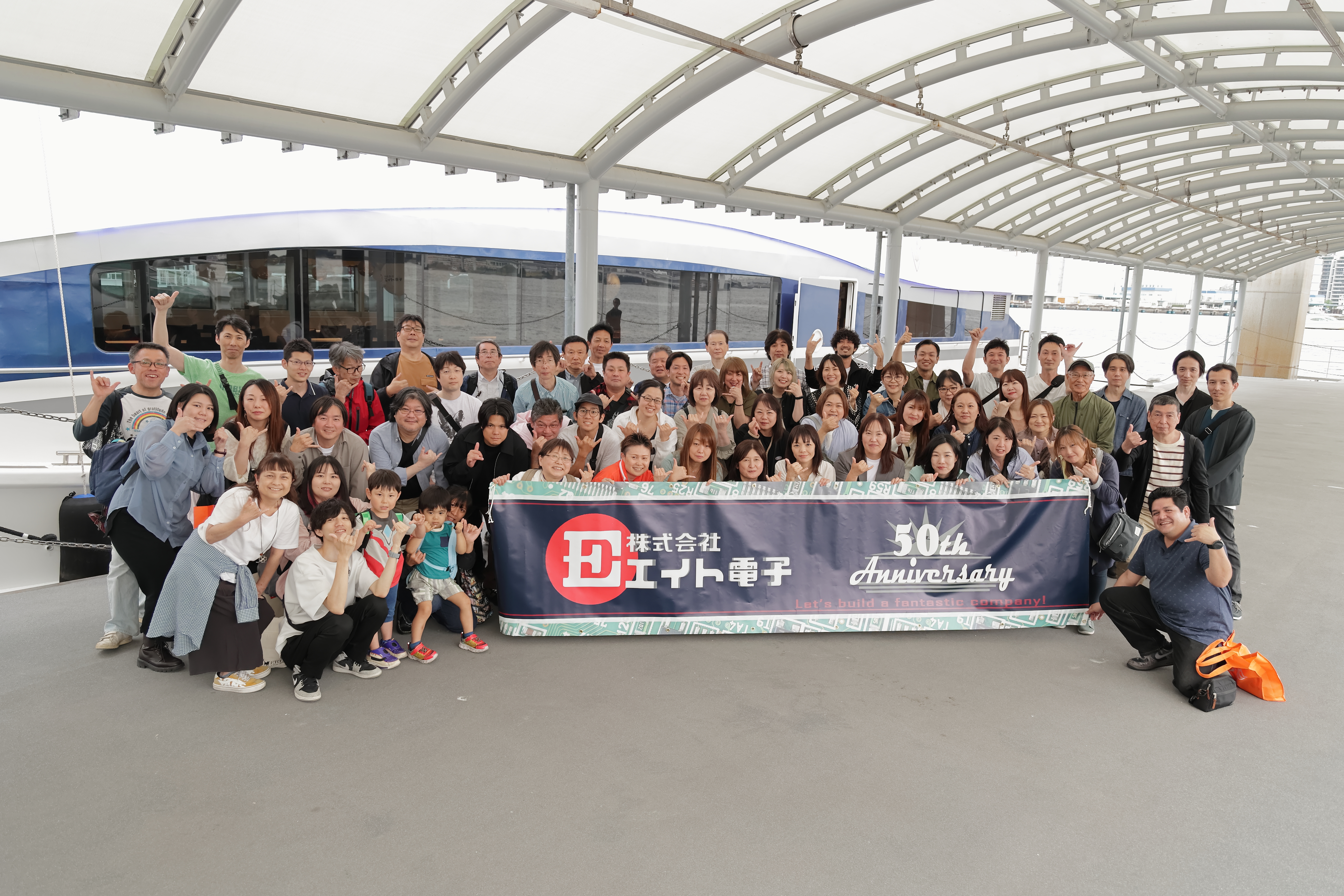 横断幕を掲げて記念撮影