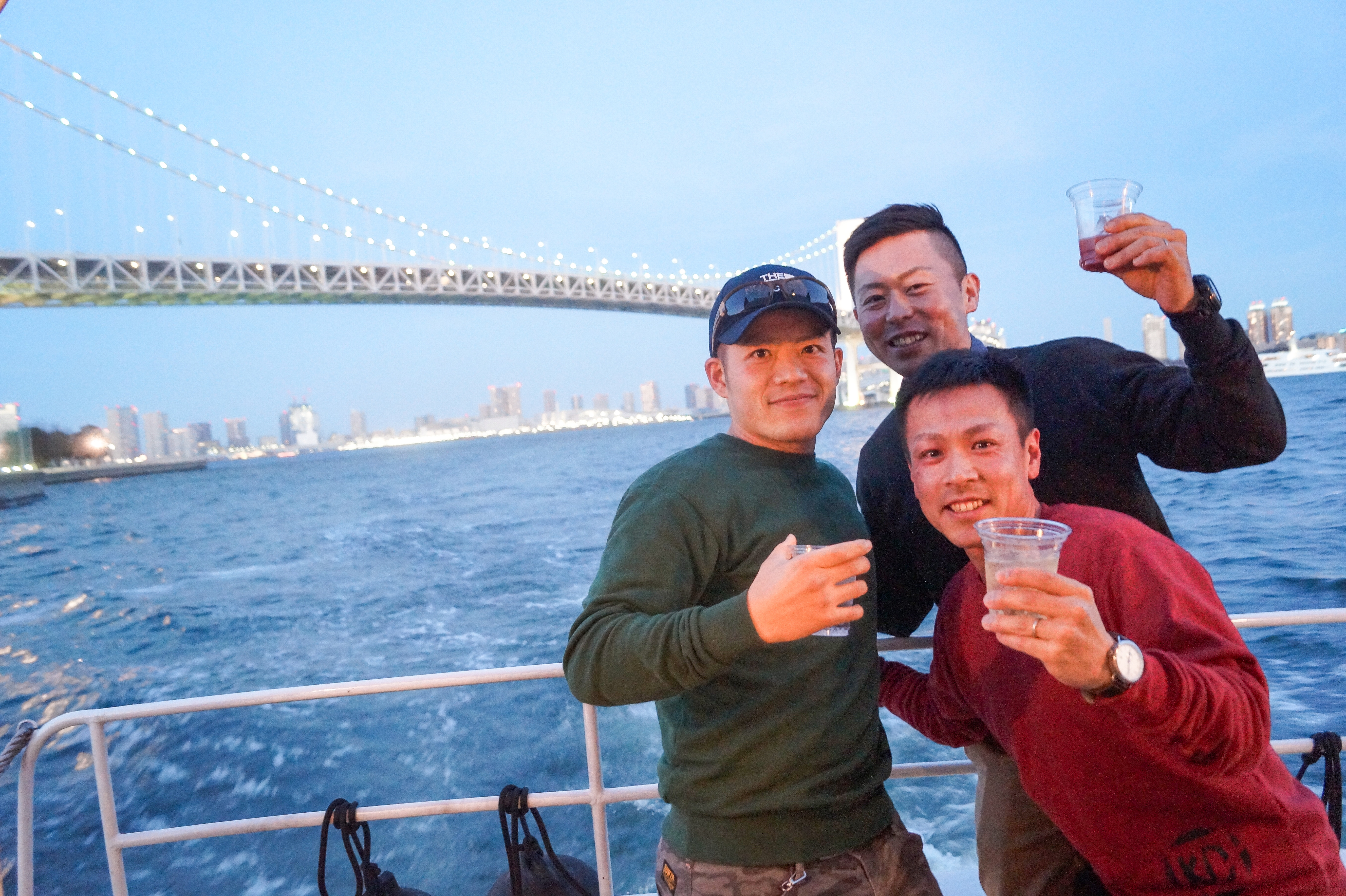 デッキで記念撮影する男子学生