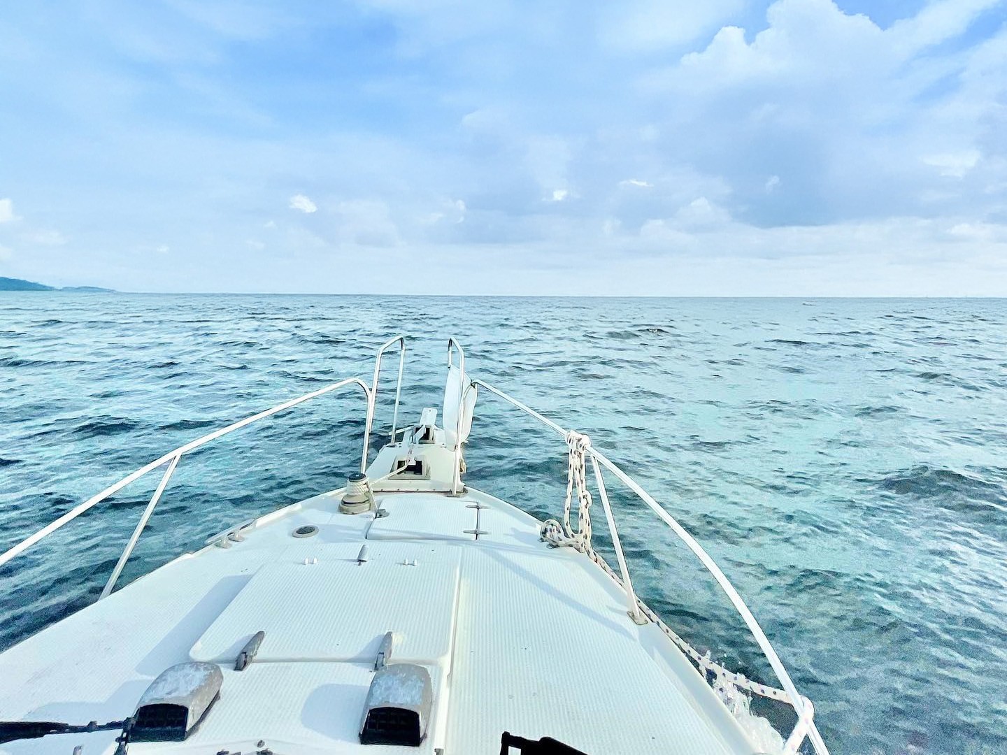 クルーザーの前方デッキ