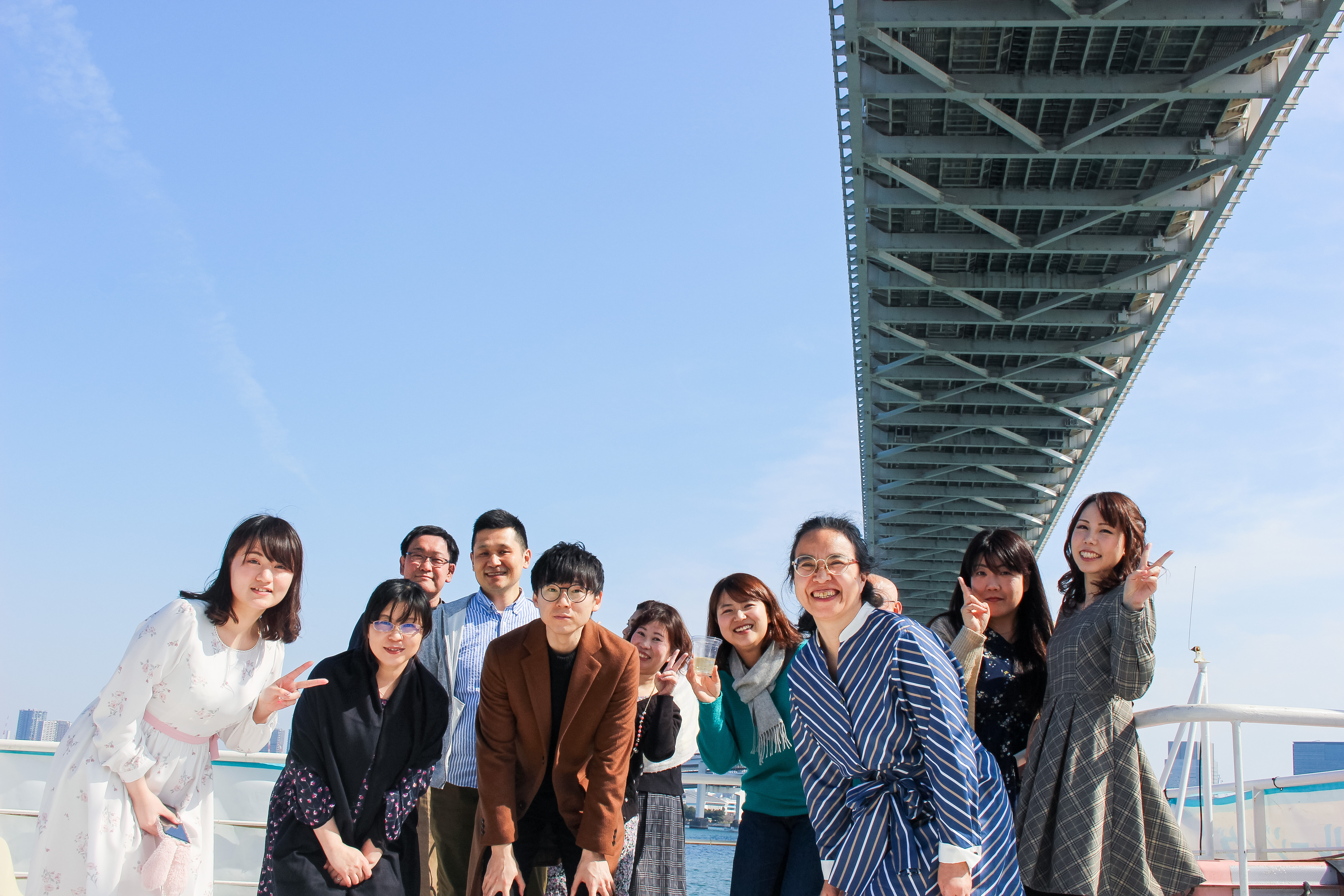 橋の下で記念撮影