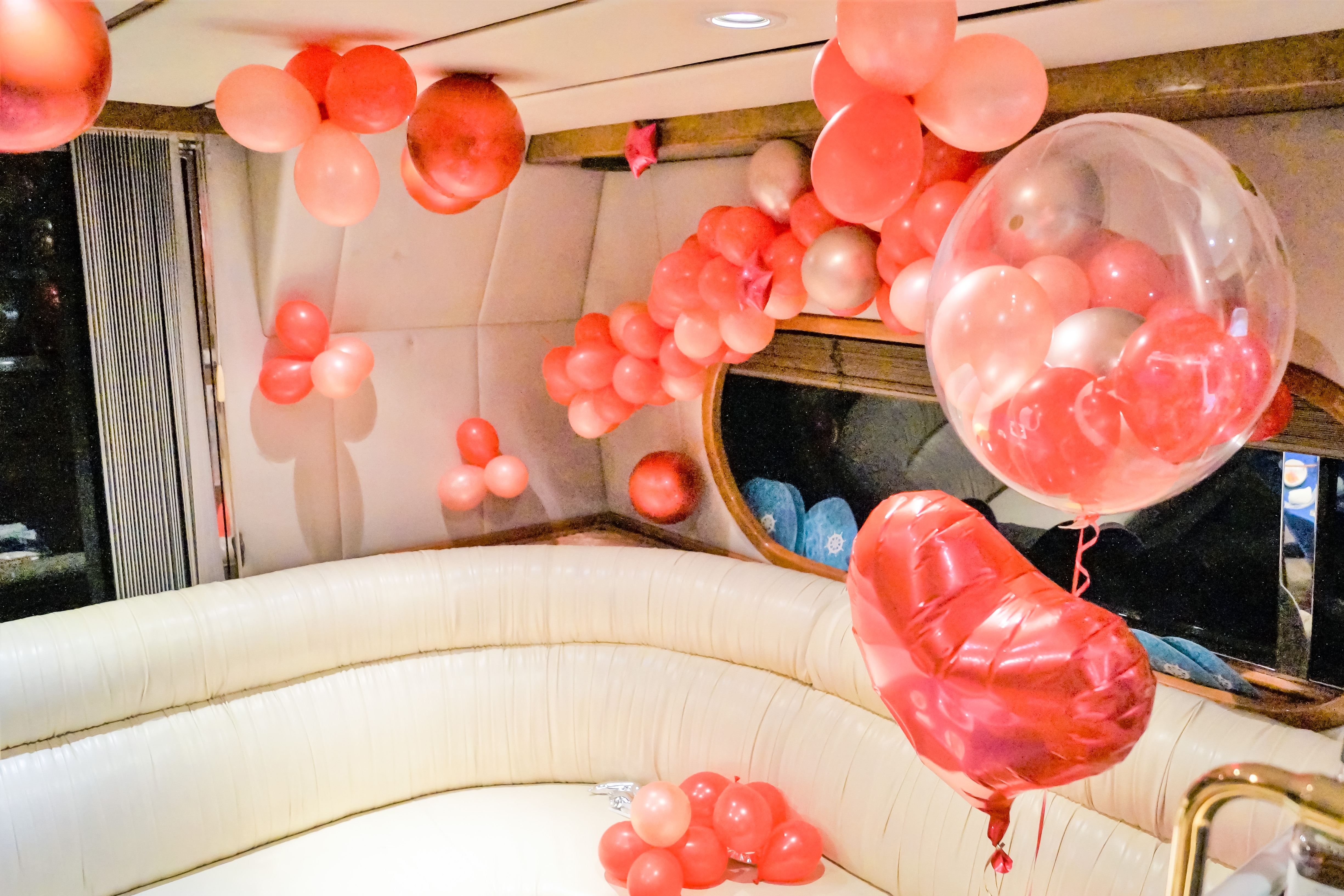 バルーン装飾された船内
