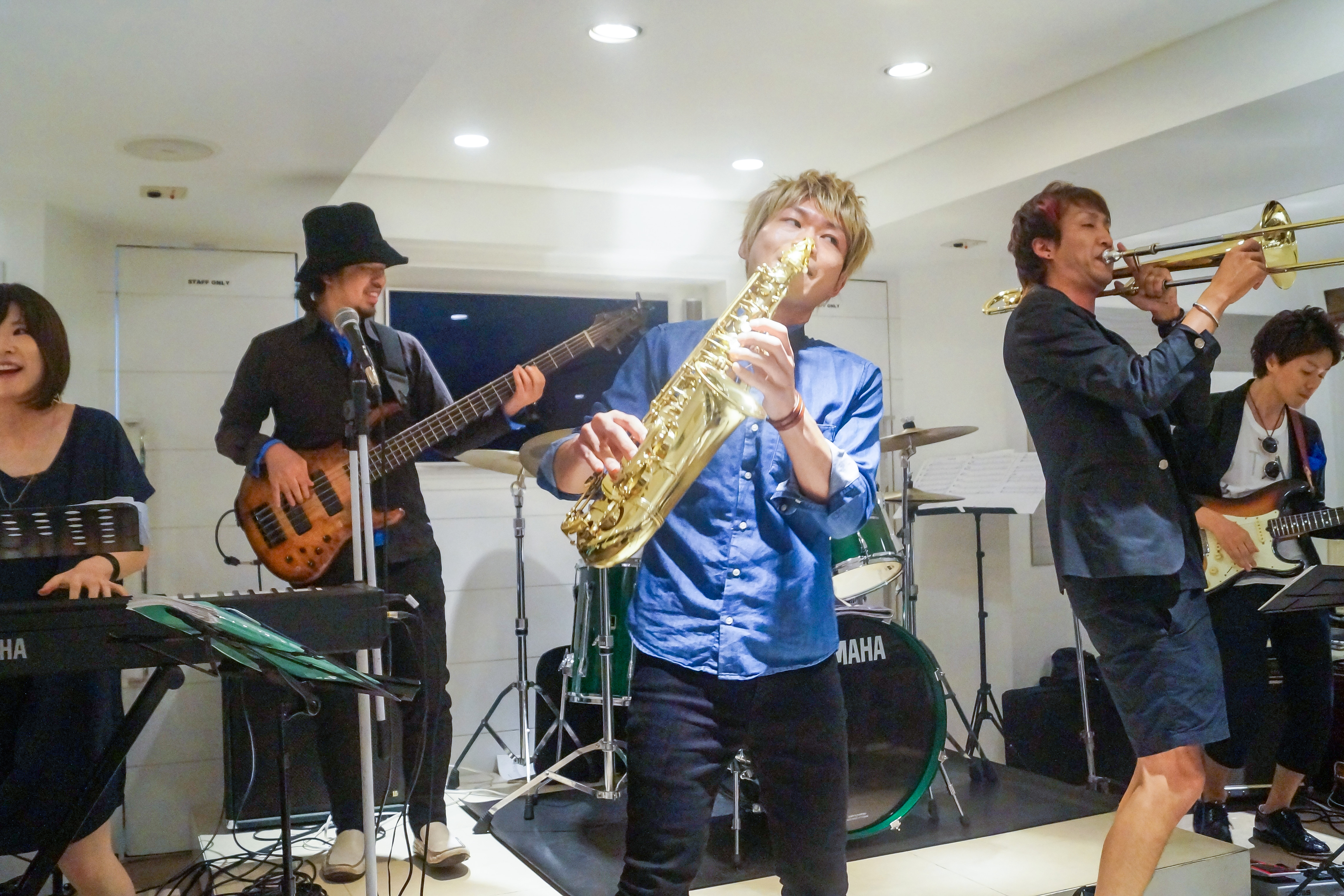 船内でバンド生演奏