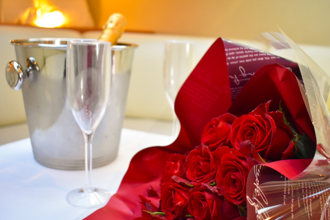 バラの花束とシャンパン