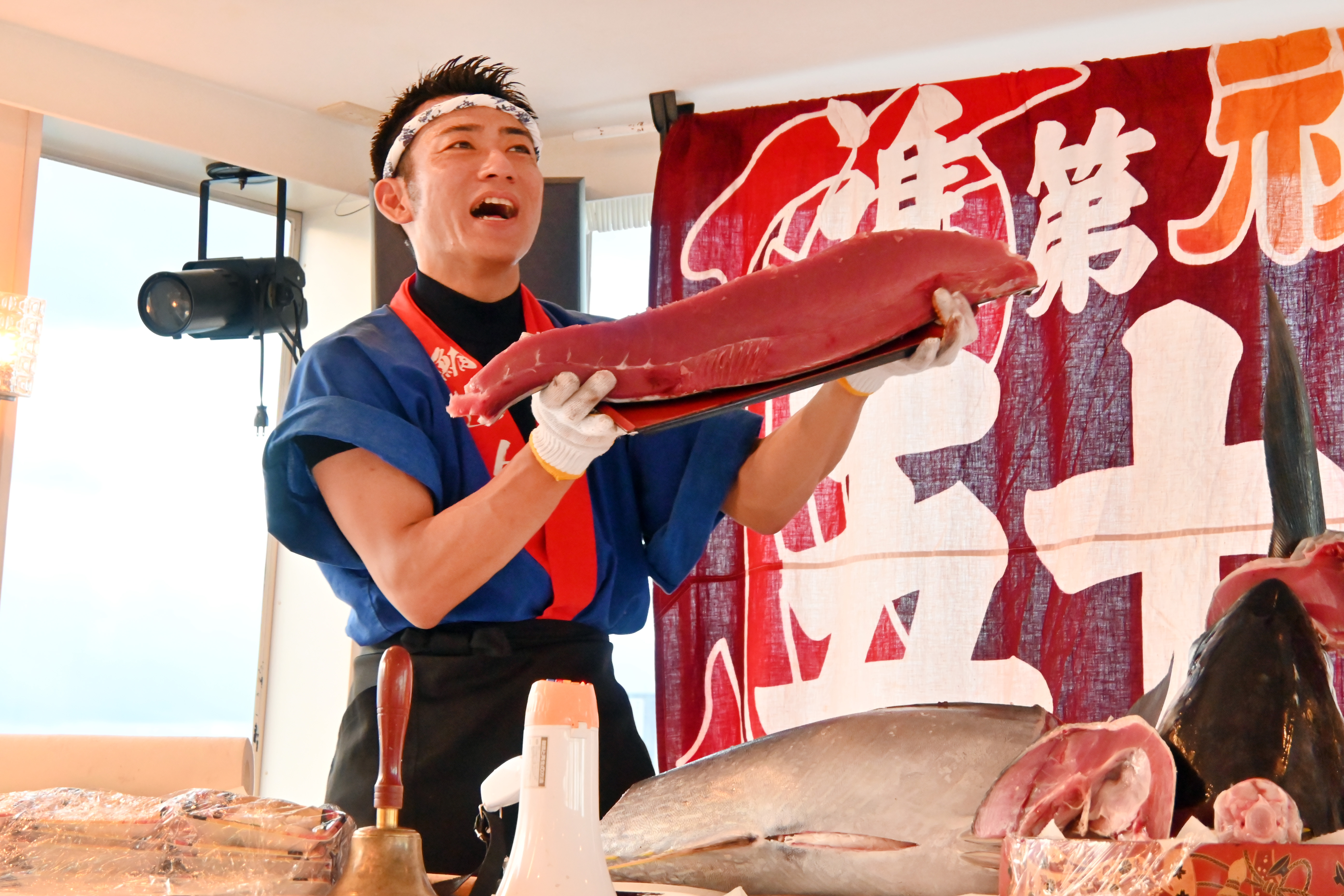 マグロの解体ショー