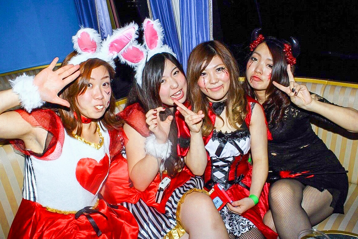 ハロウィンコスプレした女子