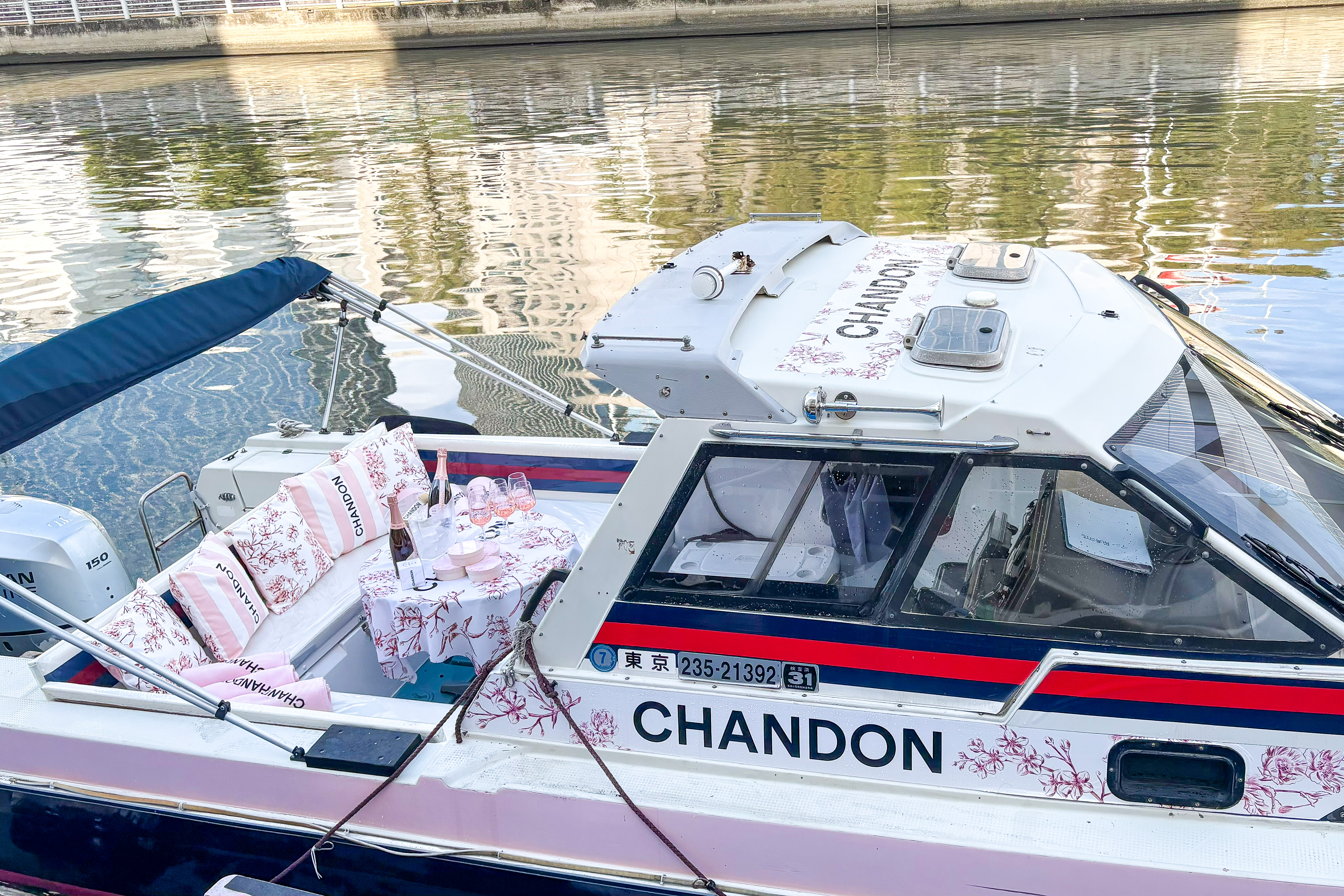 お花見シャンドンクルーズラッピングされたアニー号