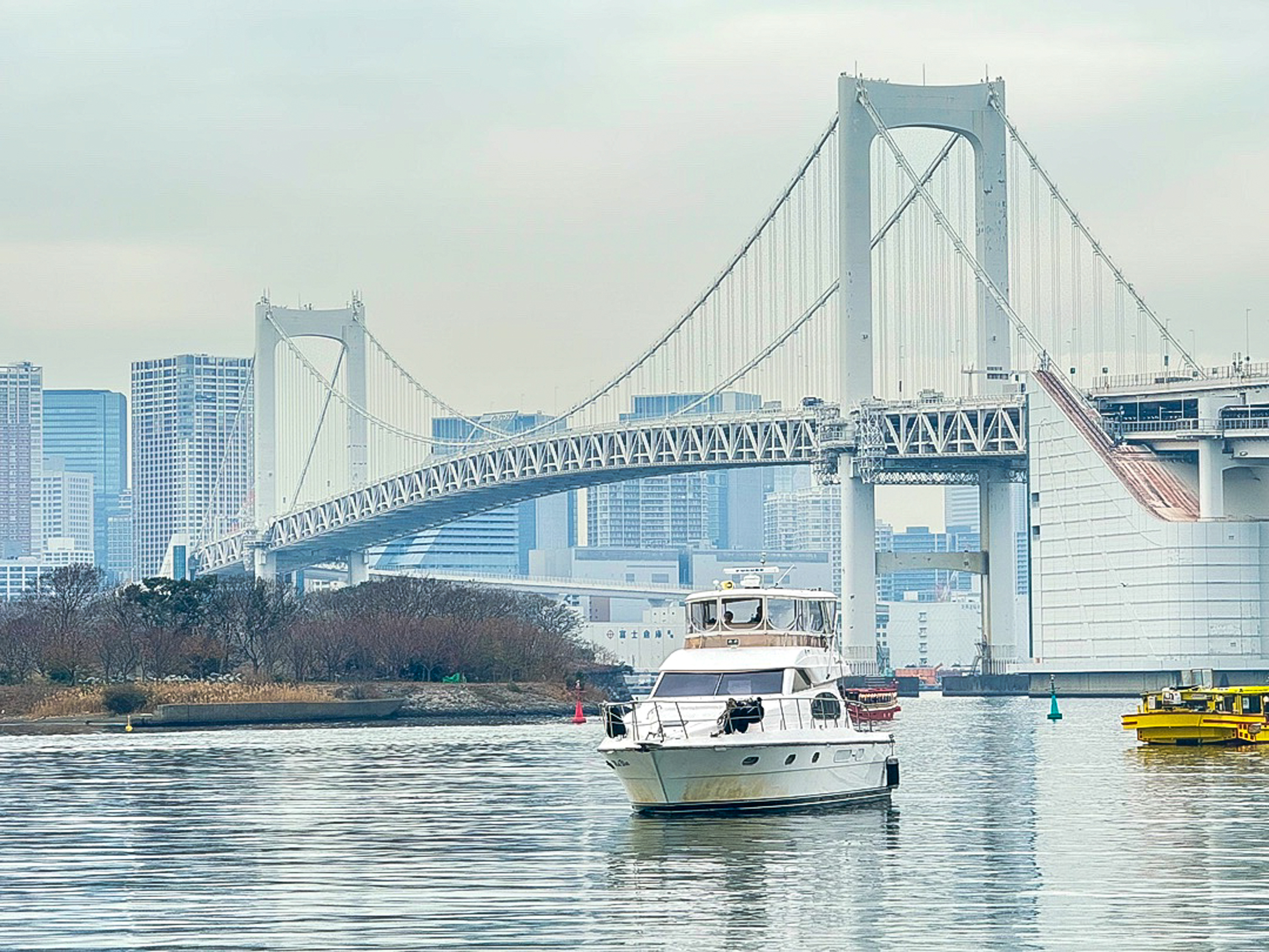 完全貸切クルーズのため、 お子さま連れでも周囲を気にせず安心。 大人は東京湾・横浜港周辺の景色を楽しみながら、 家族で同じ時間・同じ体験を共有できるのも魅力です。