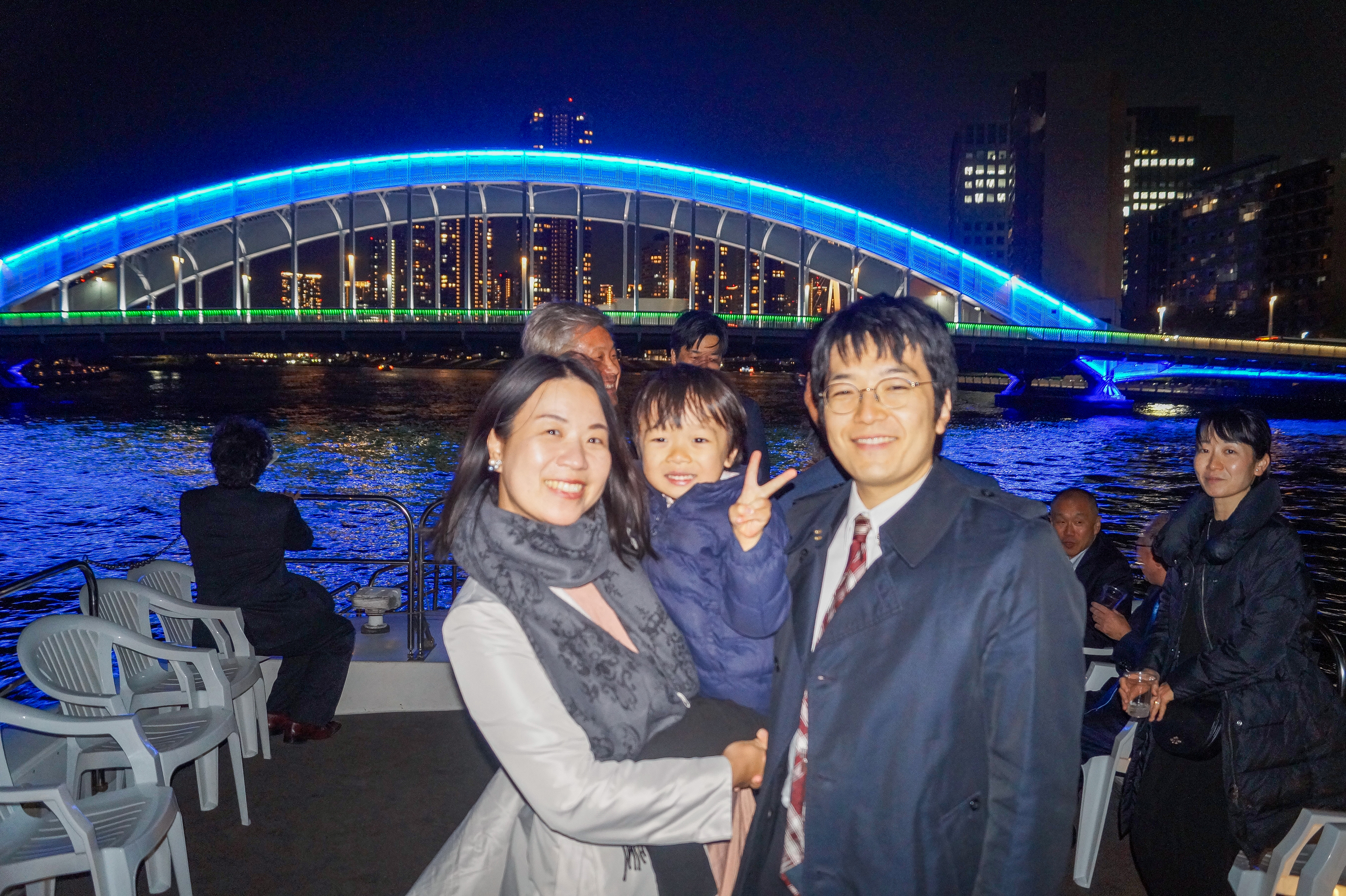 デッキで永代橋と記念撮影する親子