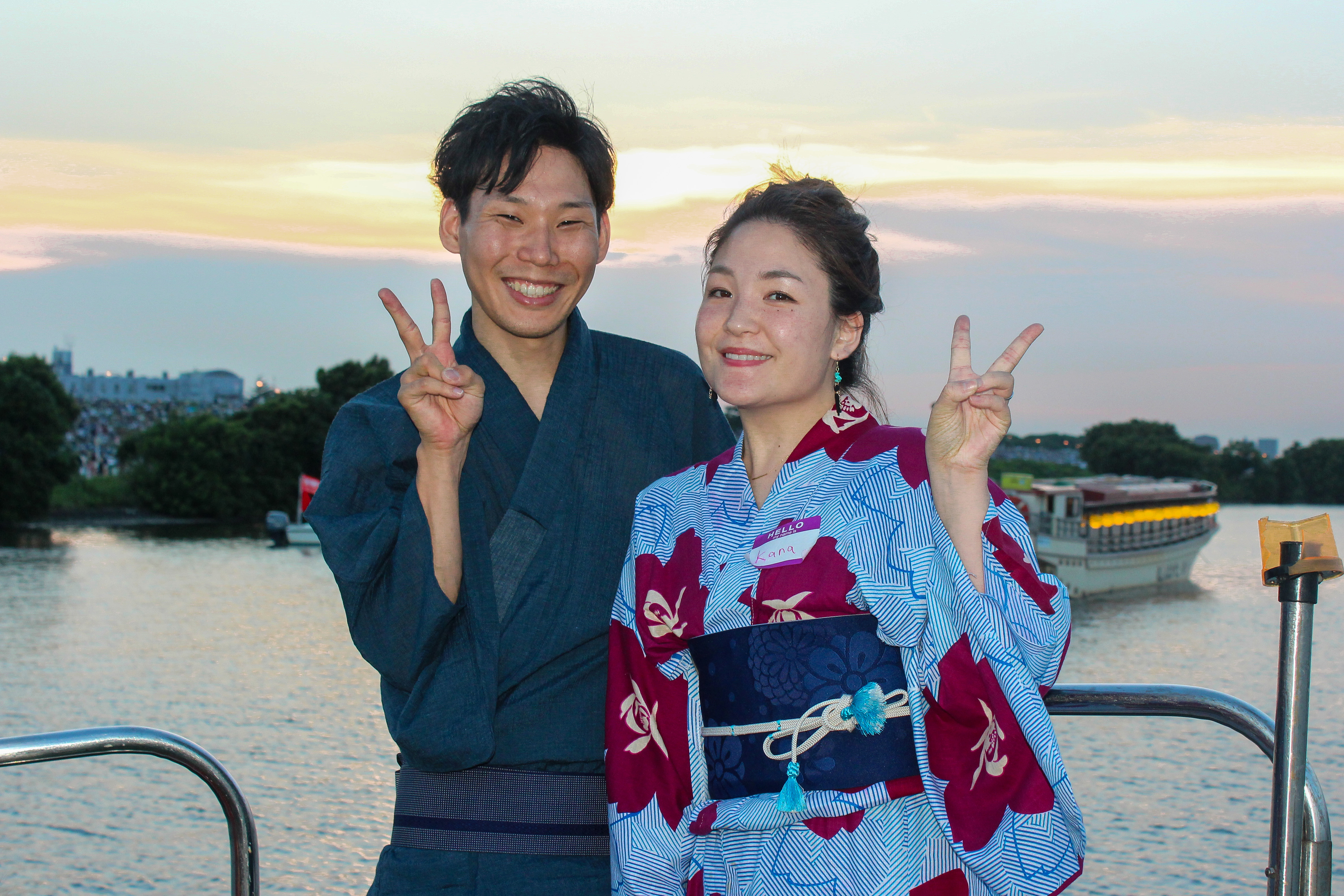 デッキで浴衣姿の記念写真を撮るカップル