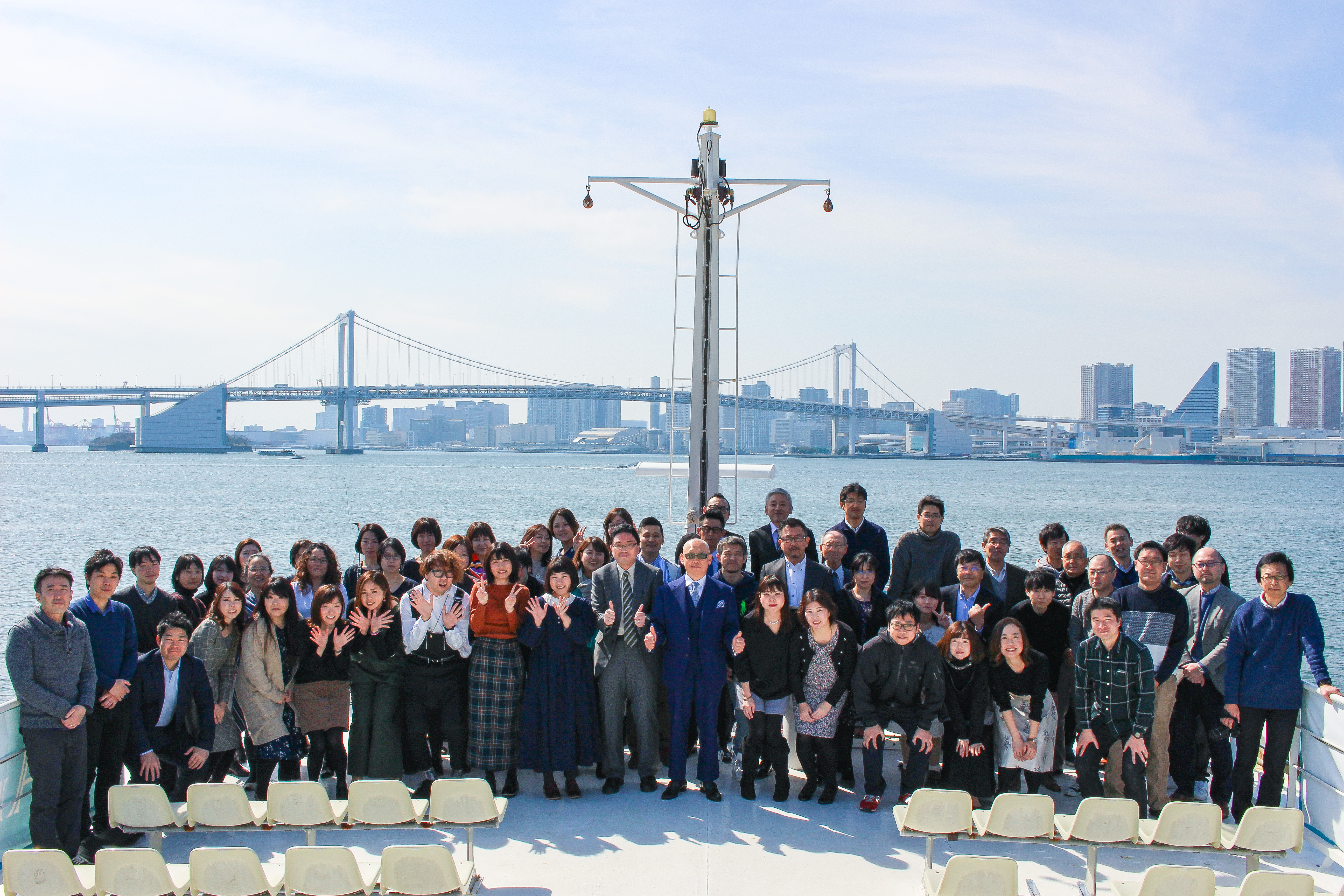 レインボーブリッジをバックに集合写真