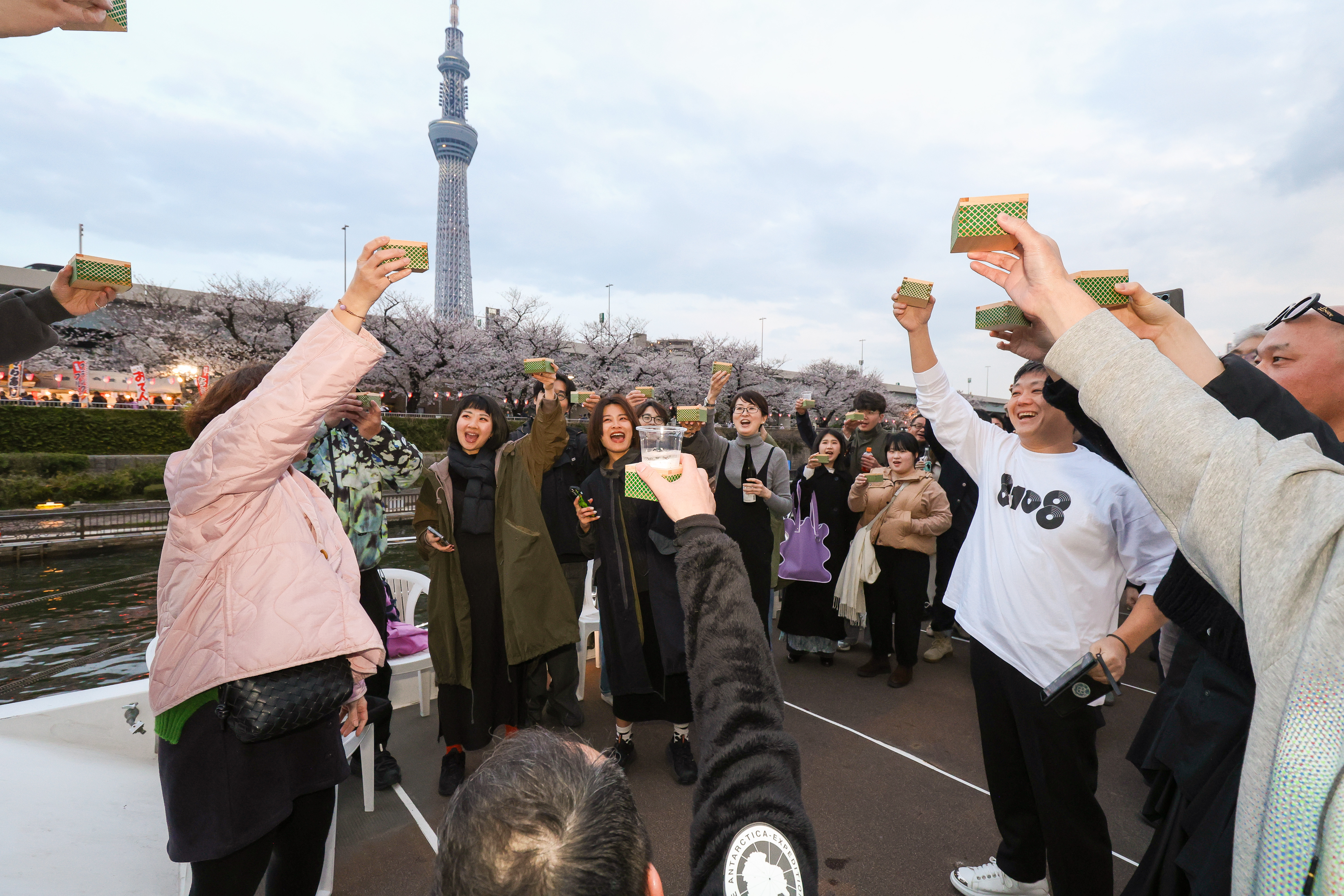 スカイツリーとマスで乾杯