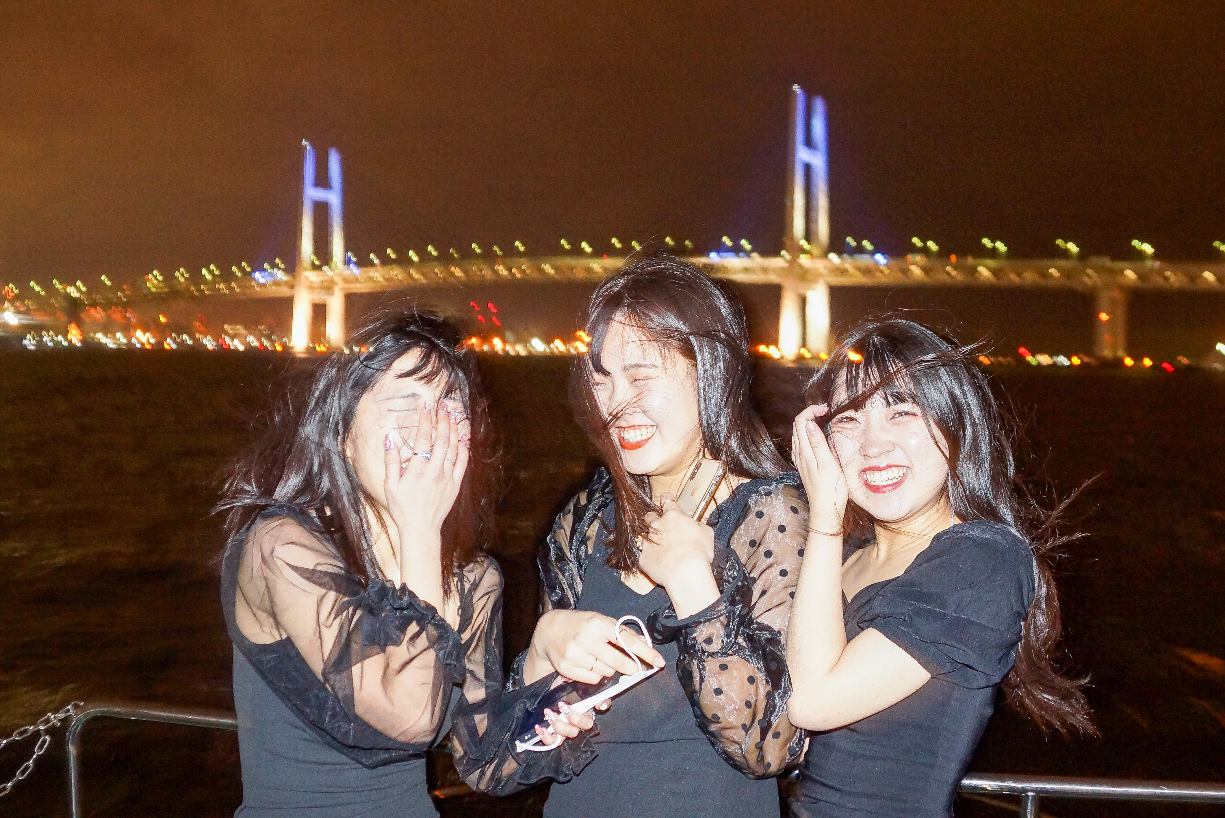 デッキで記念撮影する学生