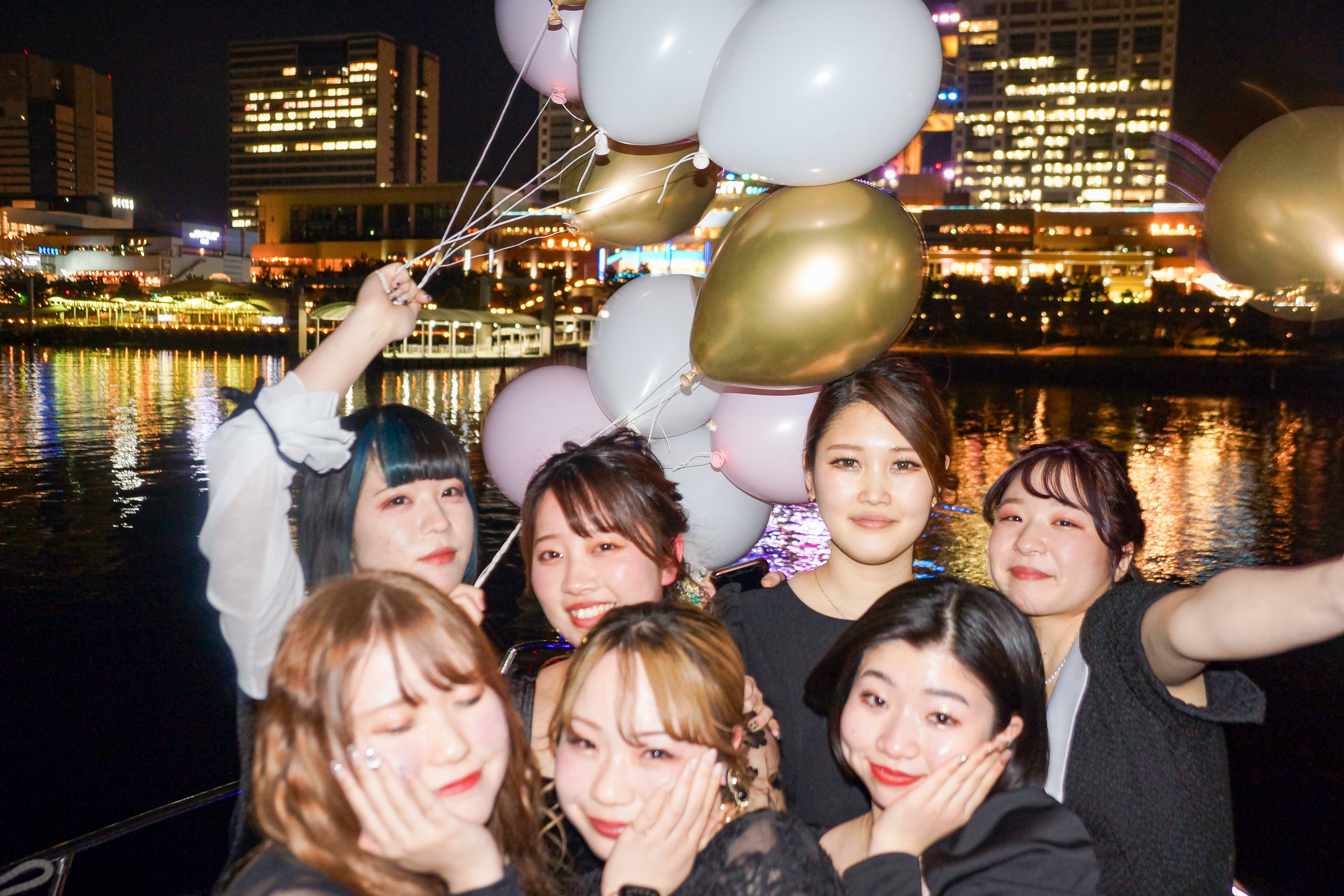 バルーンリリースをする女子学生