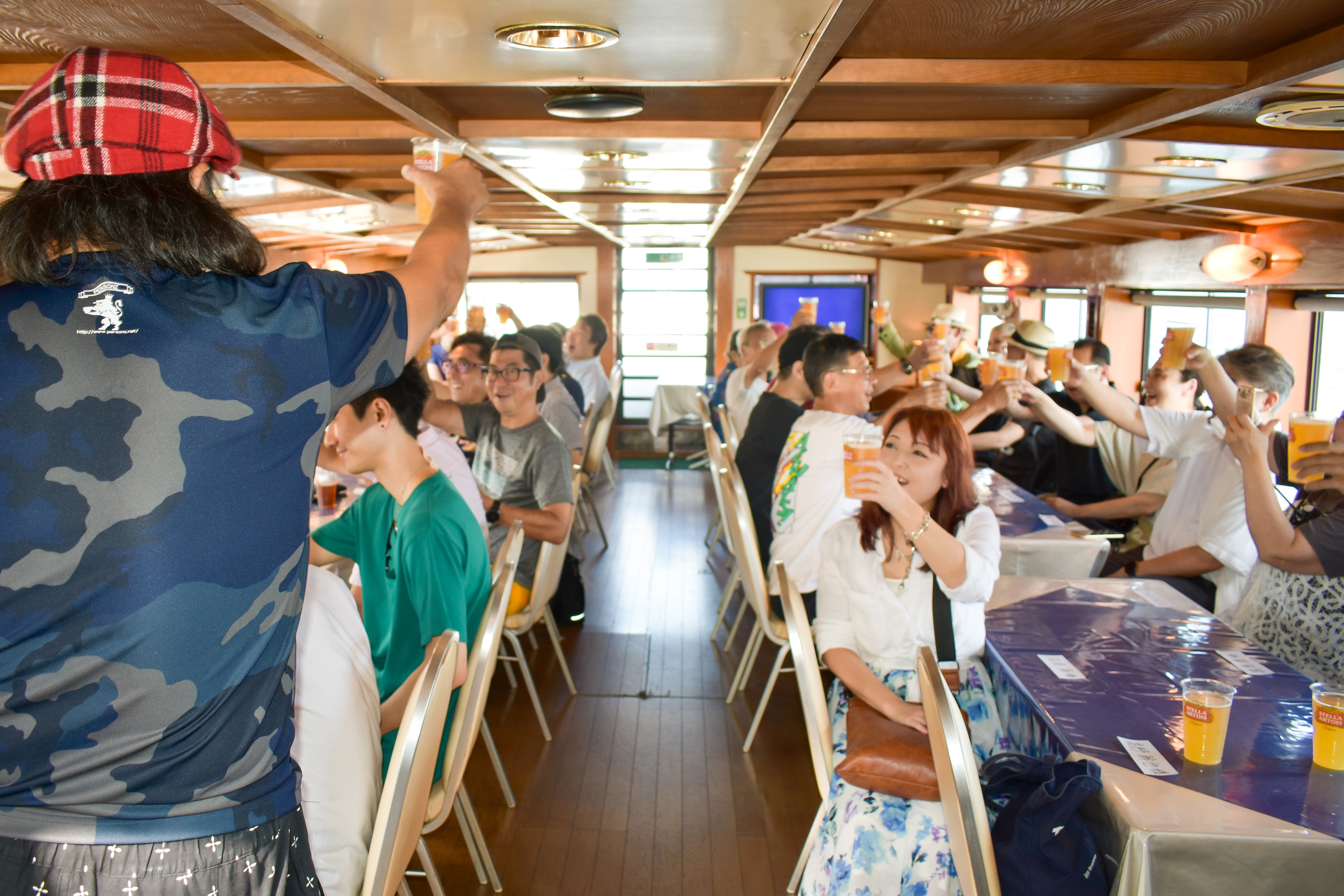 船内で乾杯