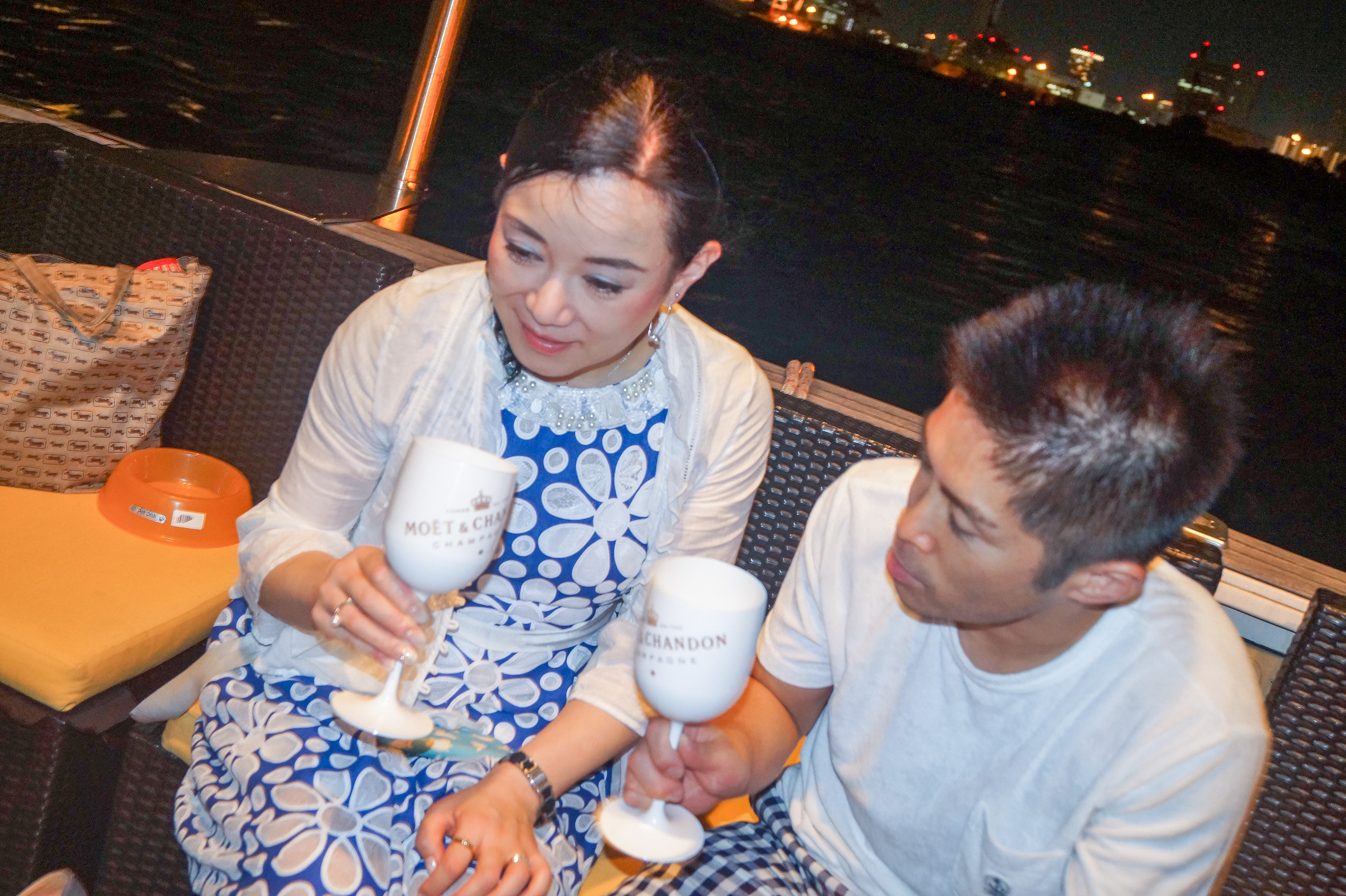 デッキでスパークリングワインで乾杯