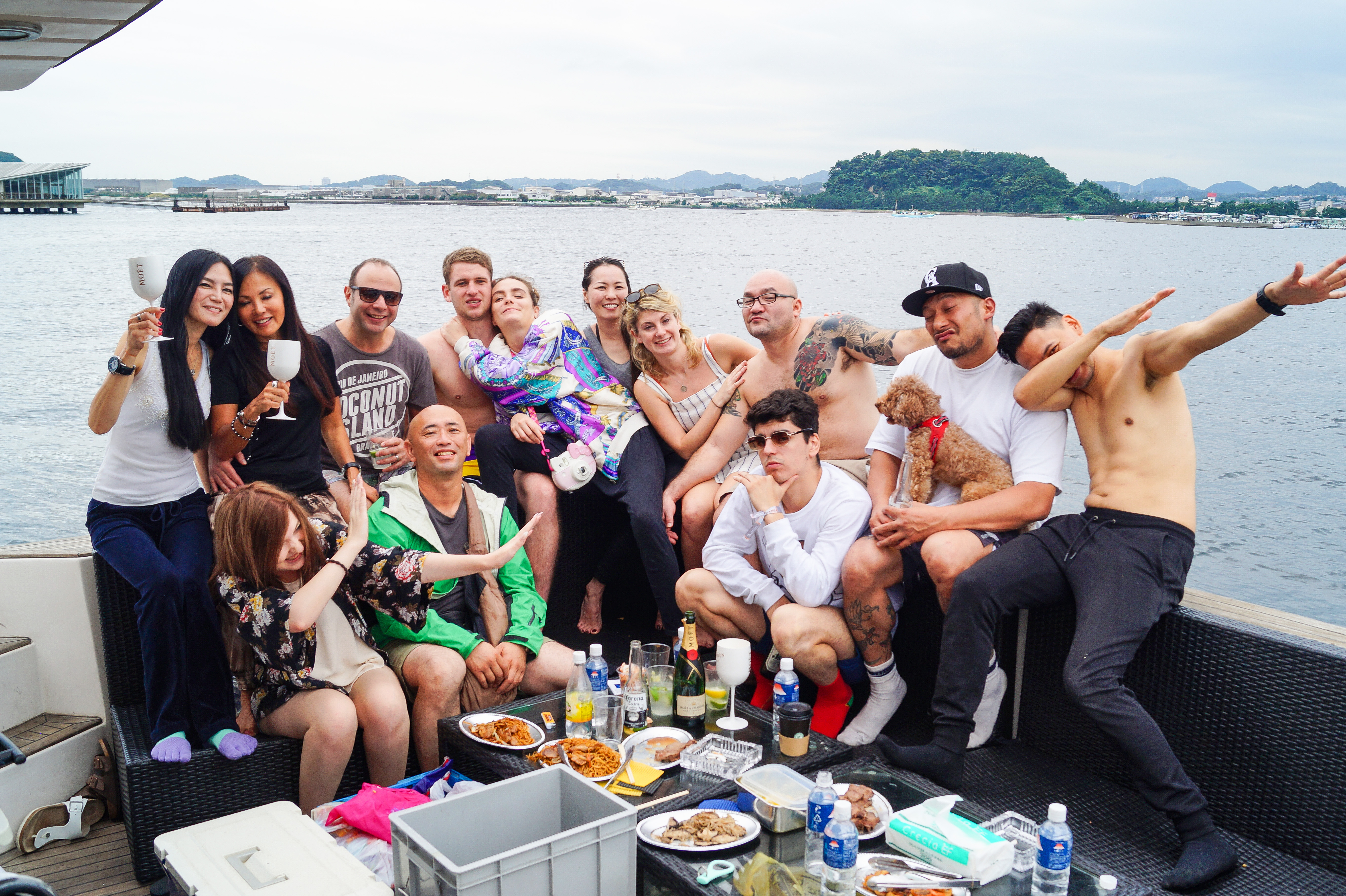 デッキで集合写真