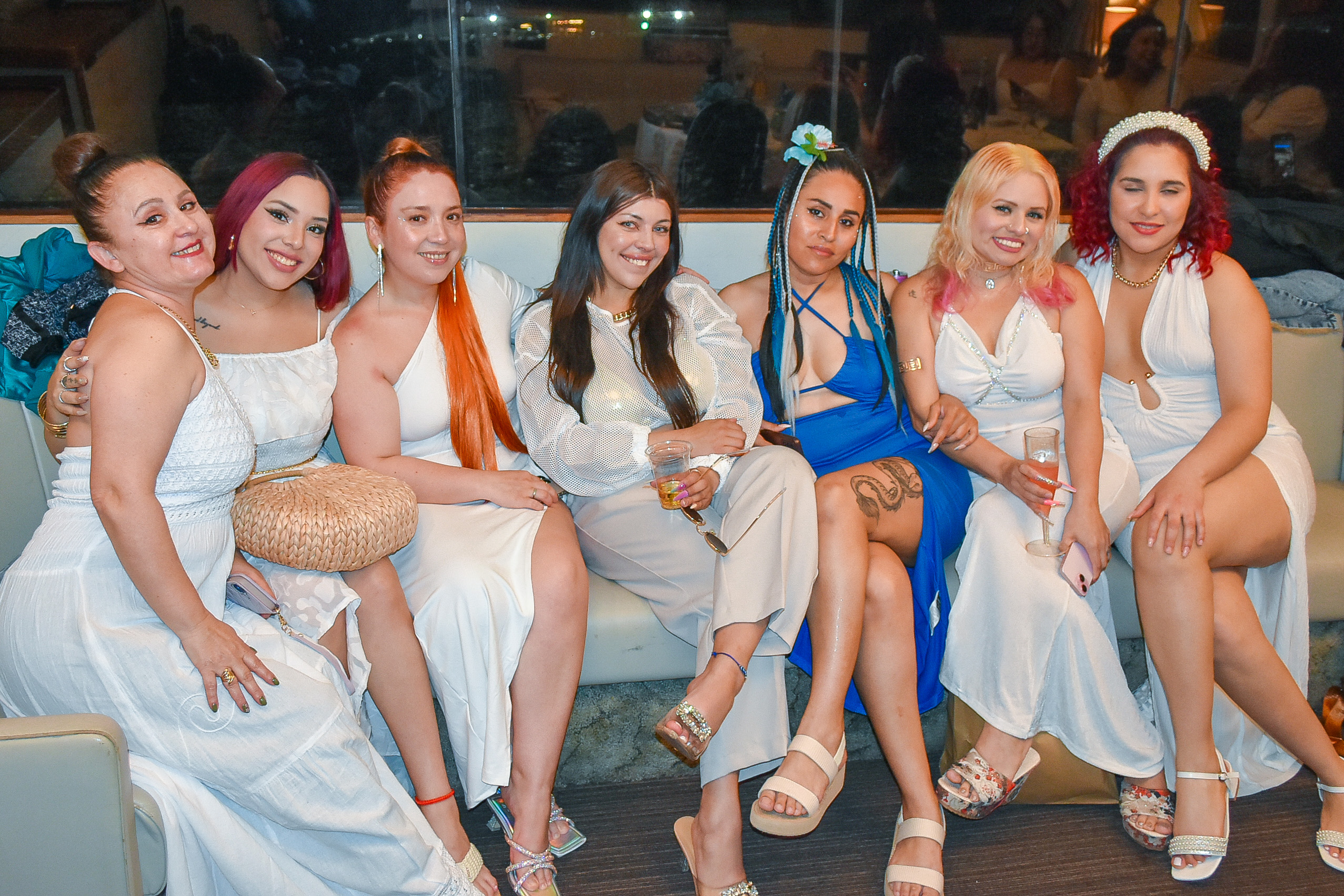 ドレスアップしてクルーザーに乗船