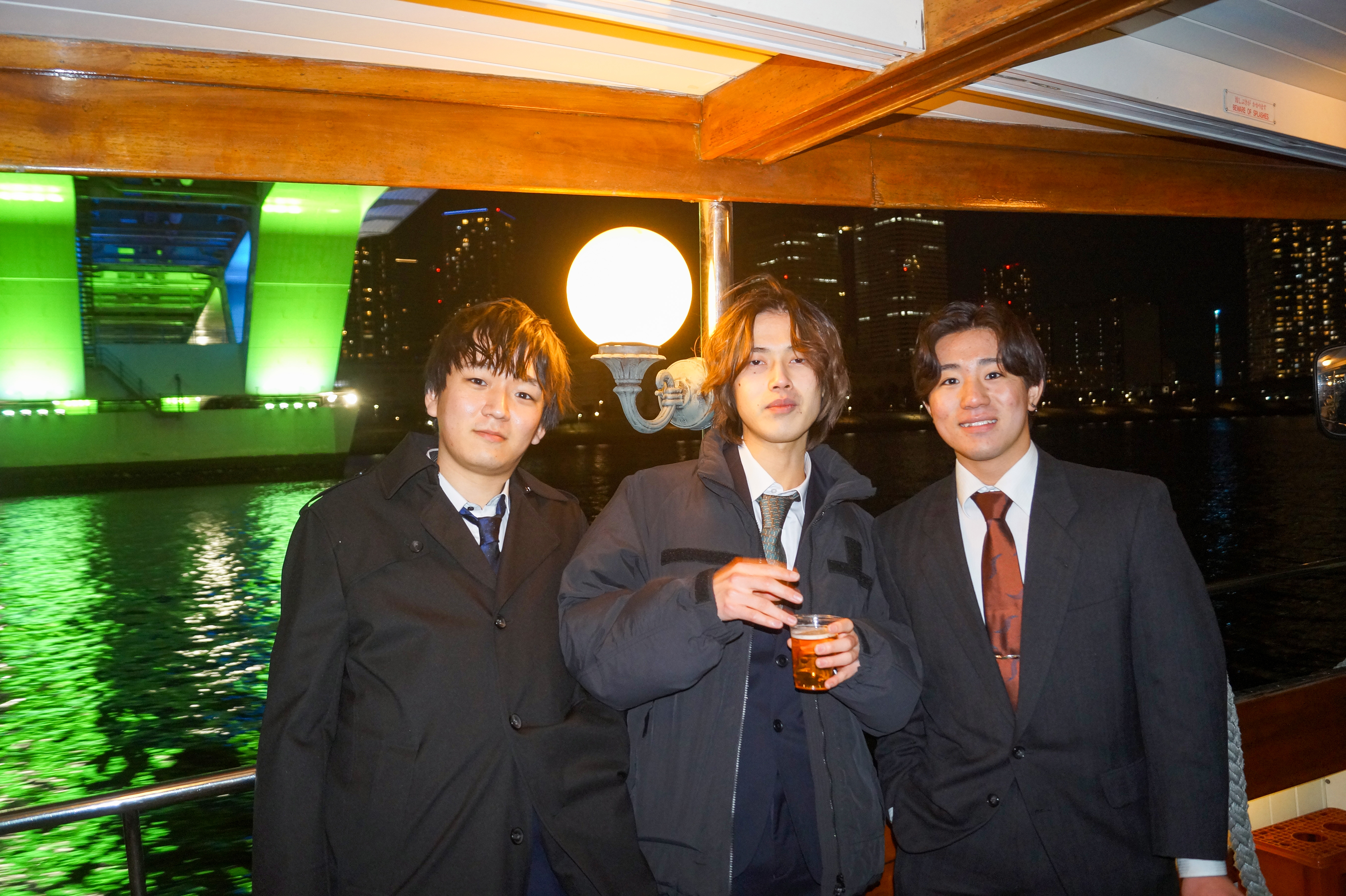 船内で記念写真を撮るスーツの学生