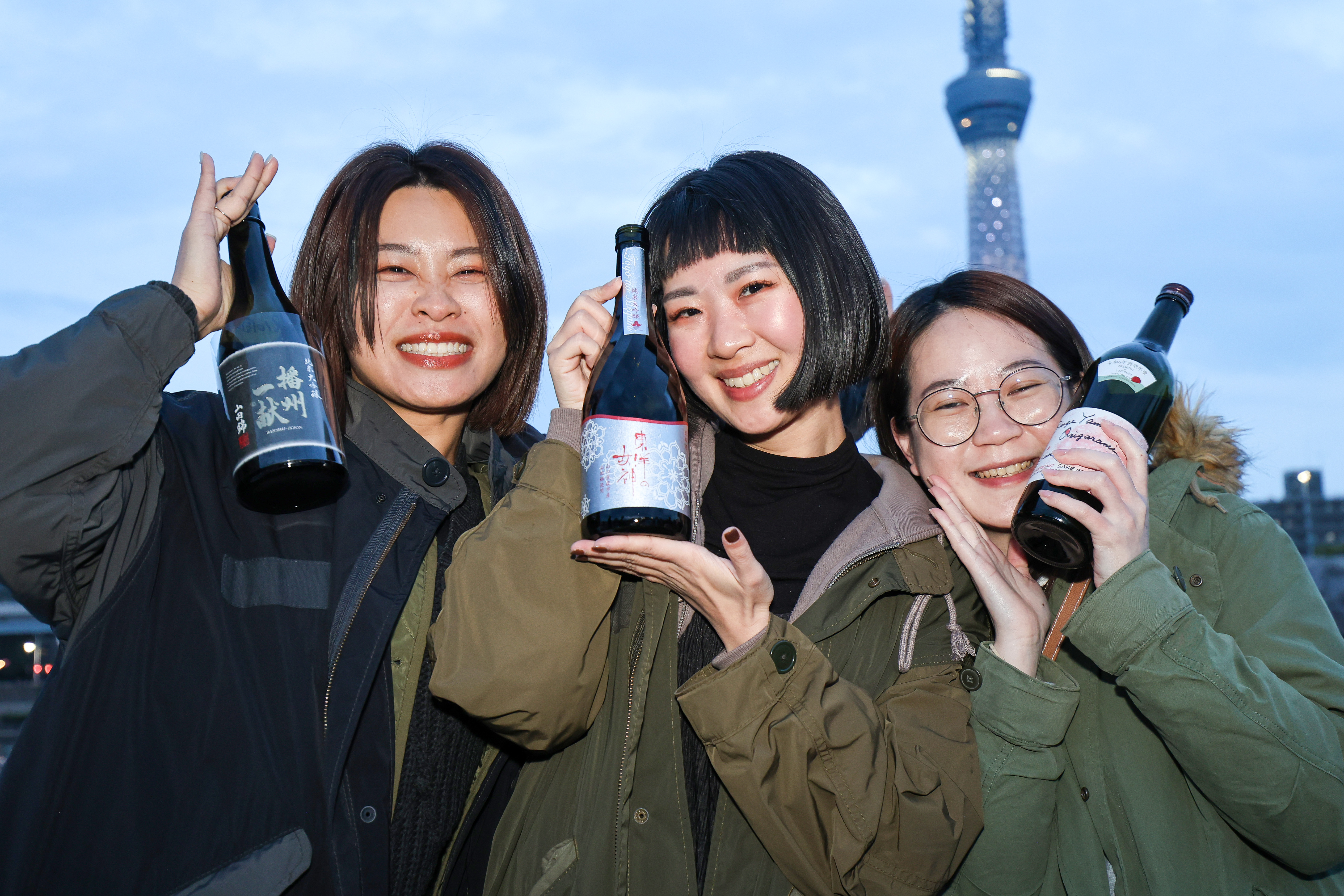 スカイツリーと記念撮影する女子