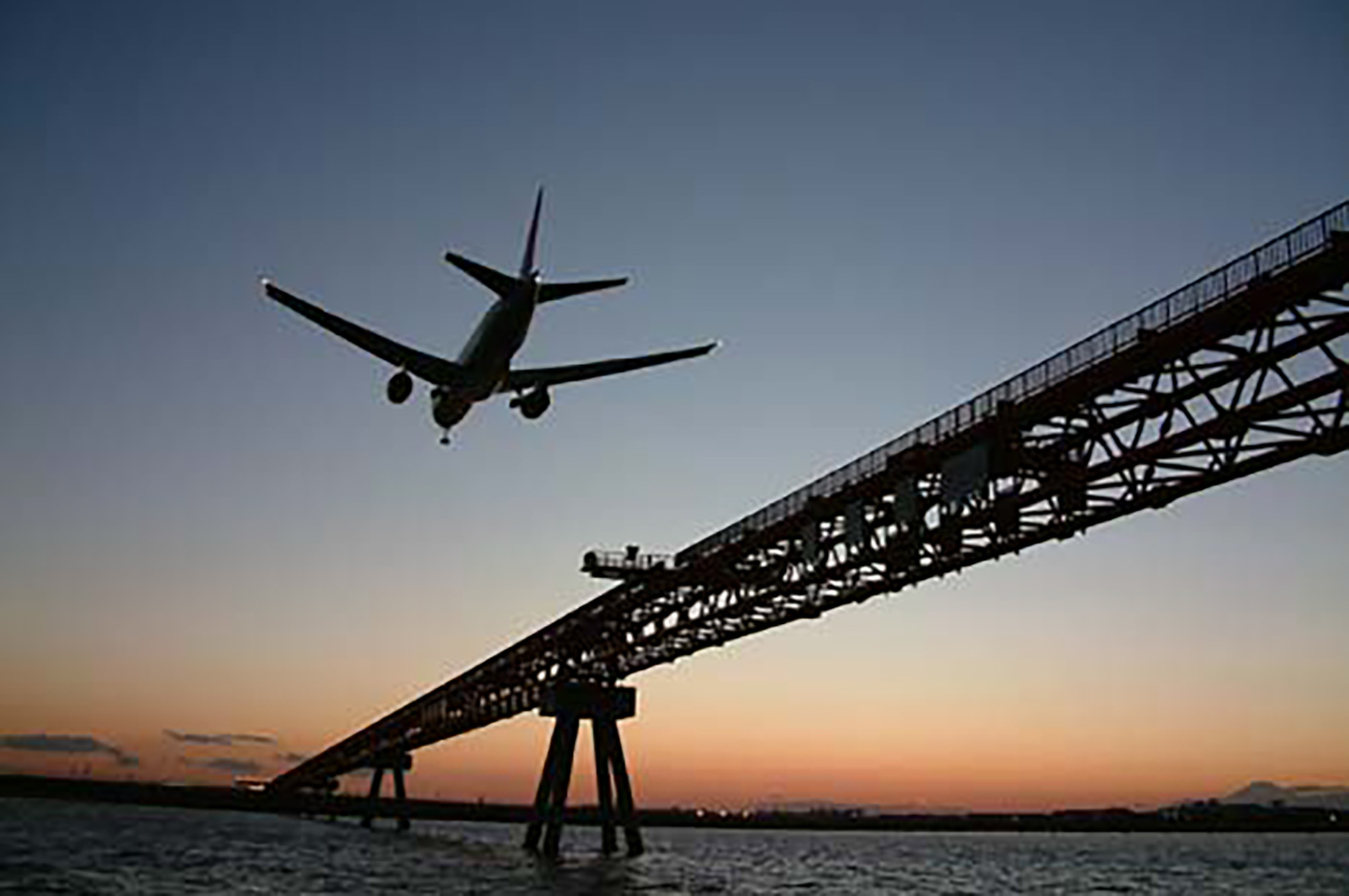 着陸する飛行機