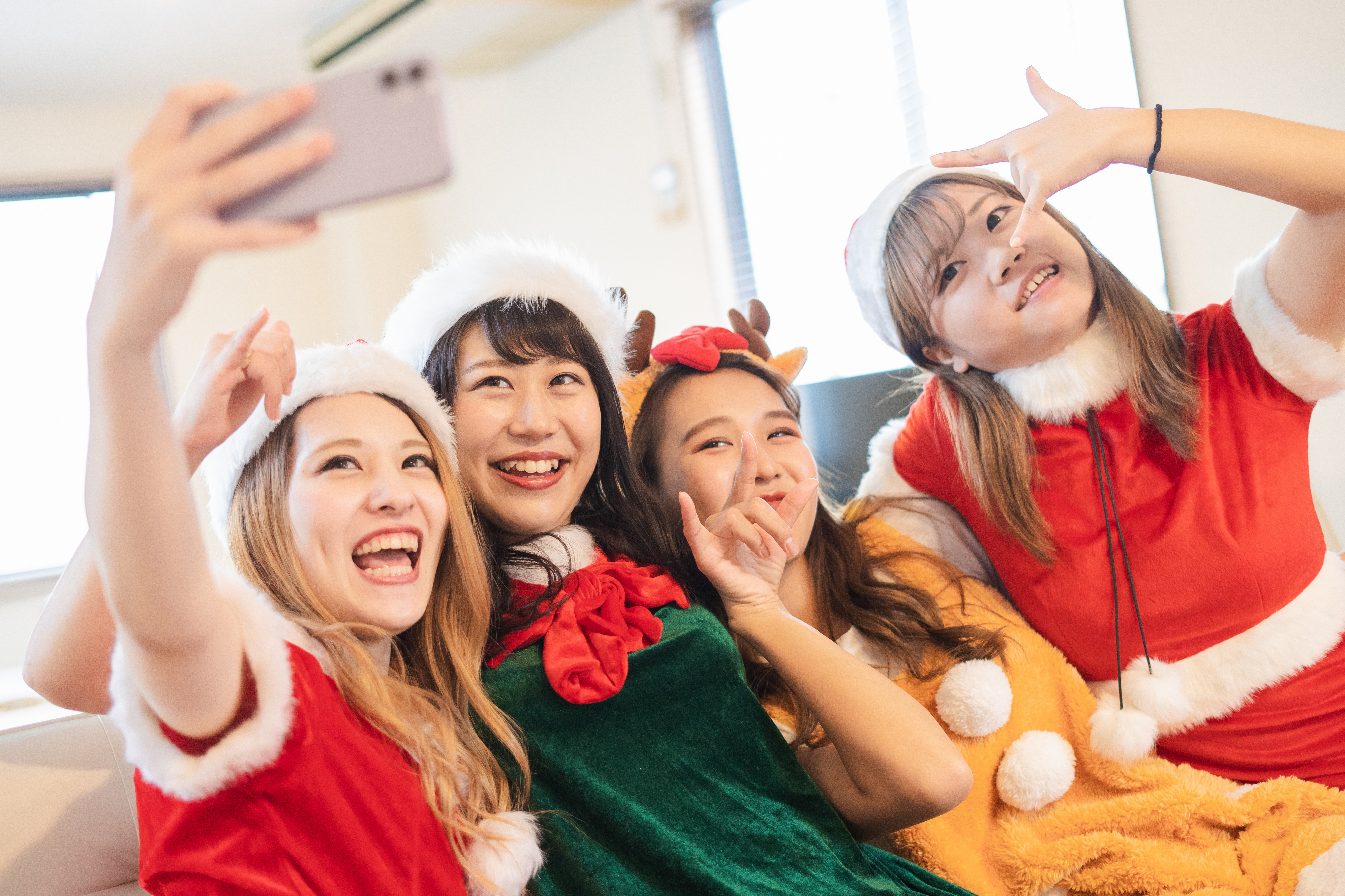 クリスマスパーティーを楽しむ女子
