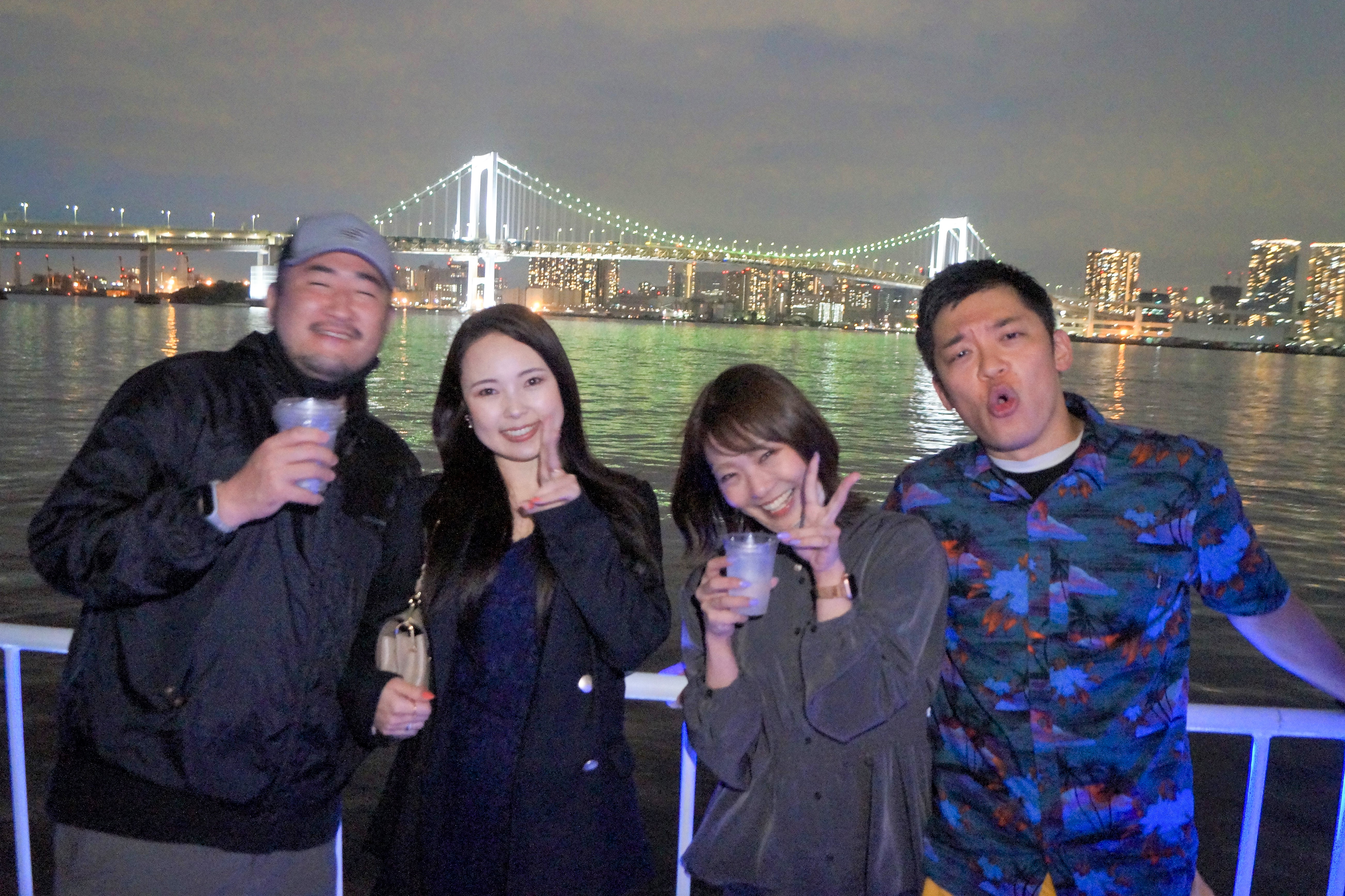夜のレインボーブリッジをバックに記念撮影