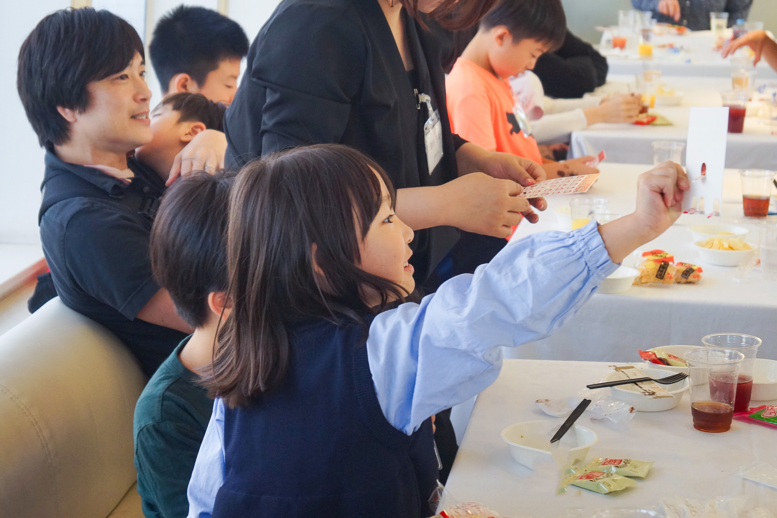 ビンゴをする子供