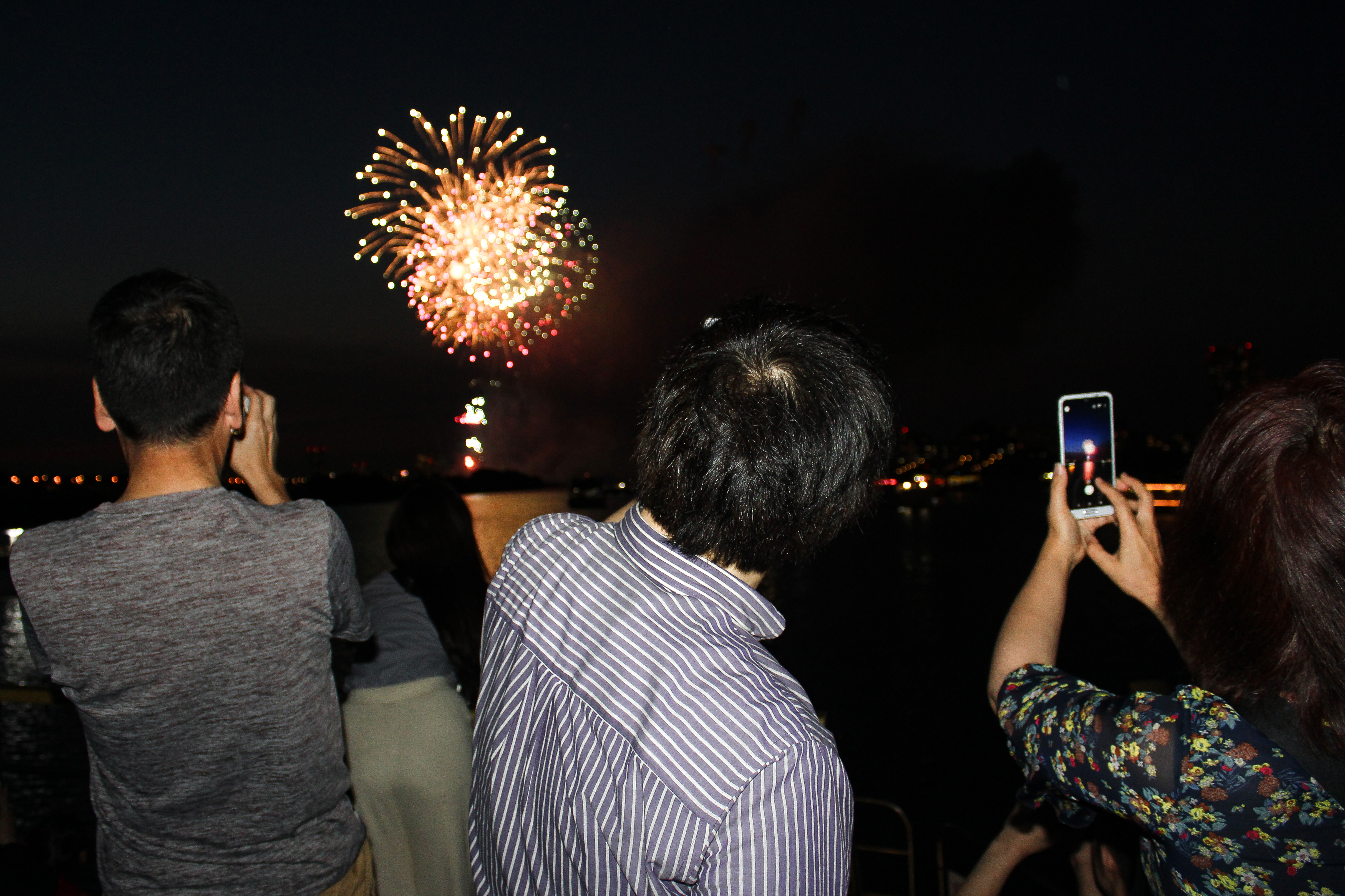 デッキで花火鑑賞