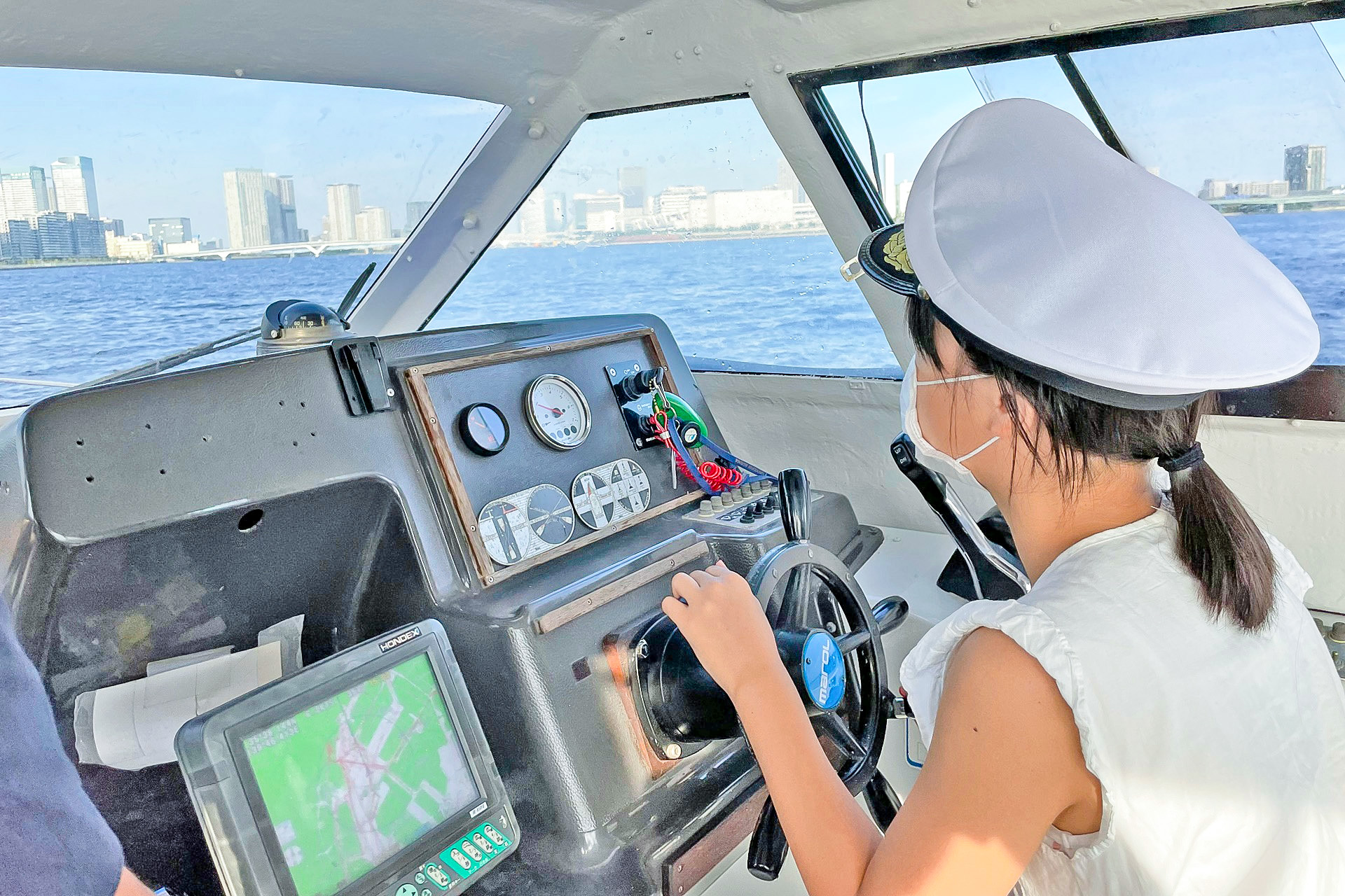 操船体験する子供