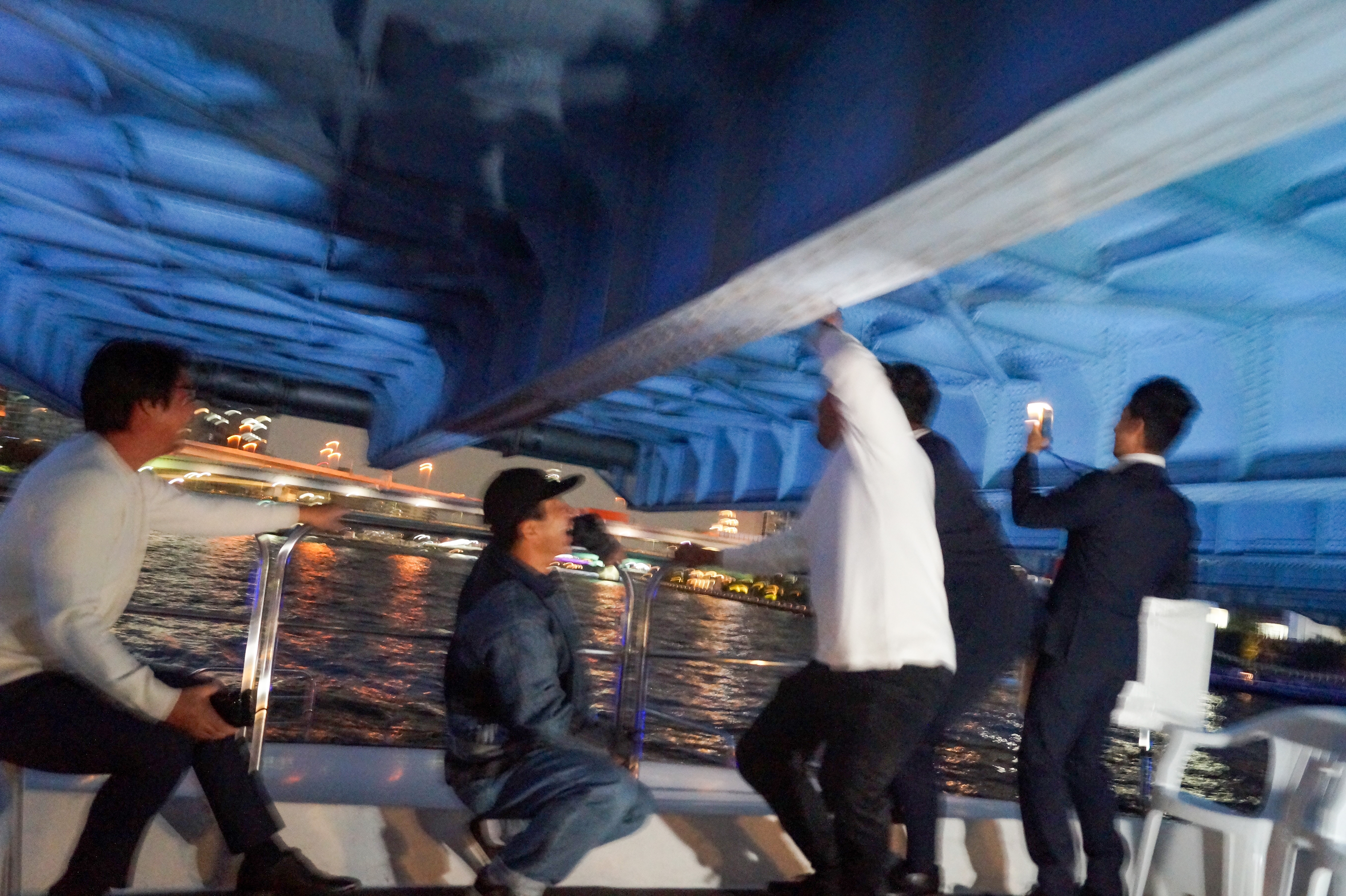 橋の下をくぐる