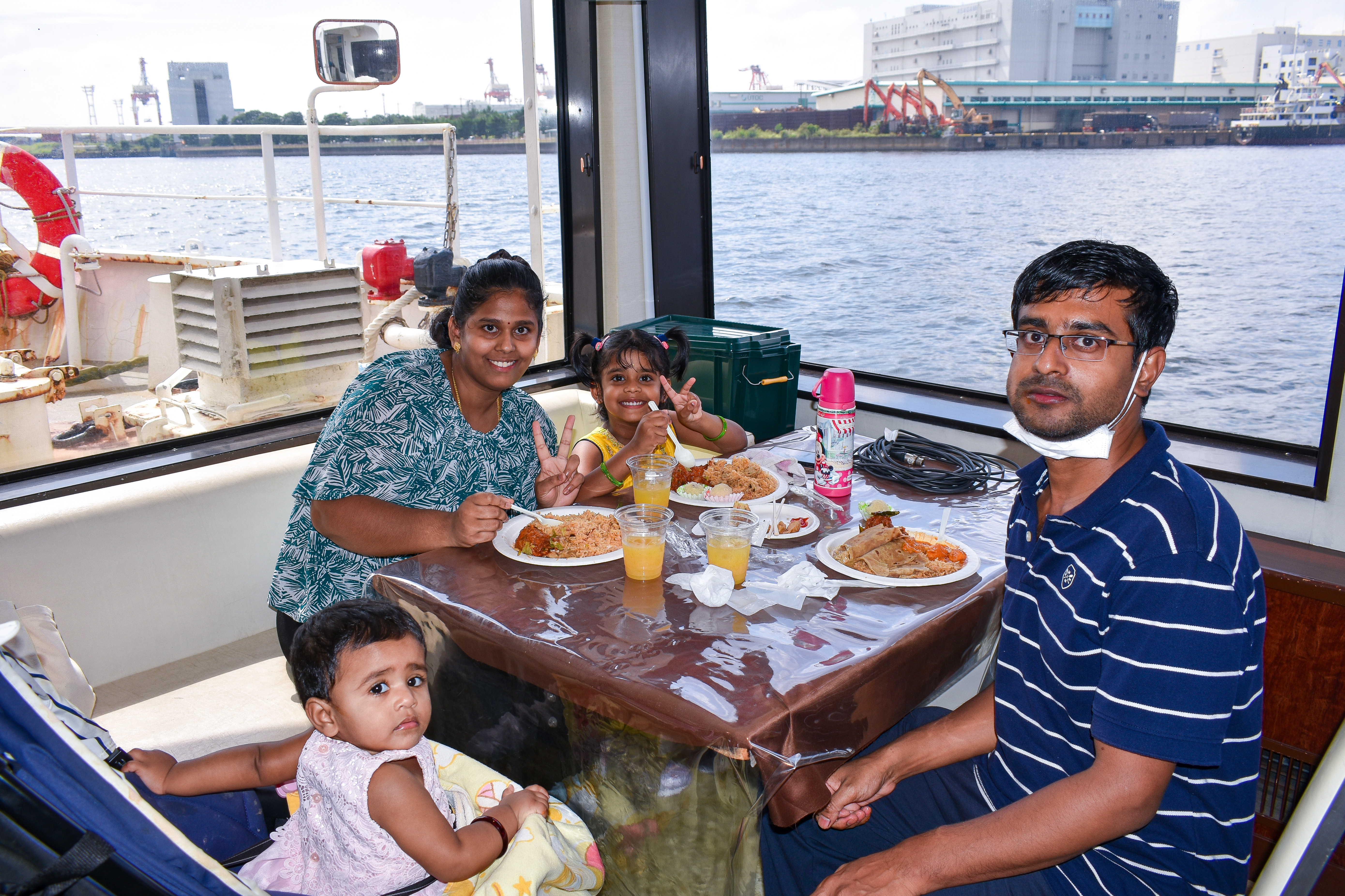 ハラールメニューを食べるムスリムのお客様